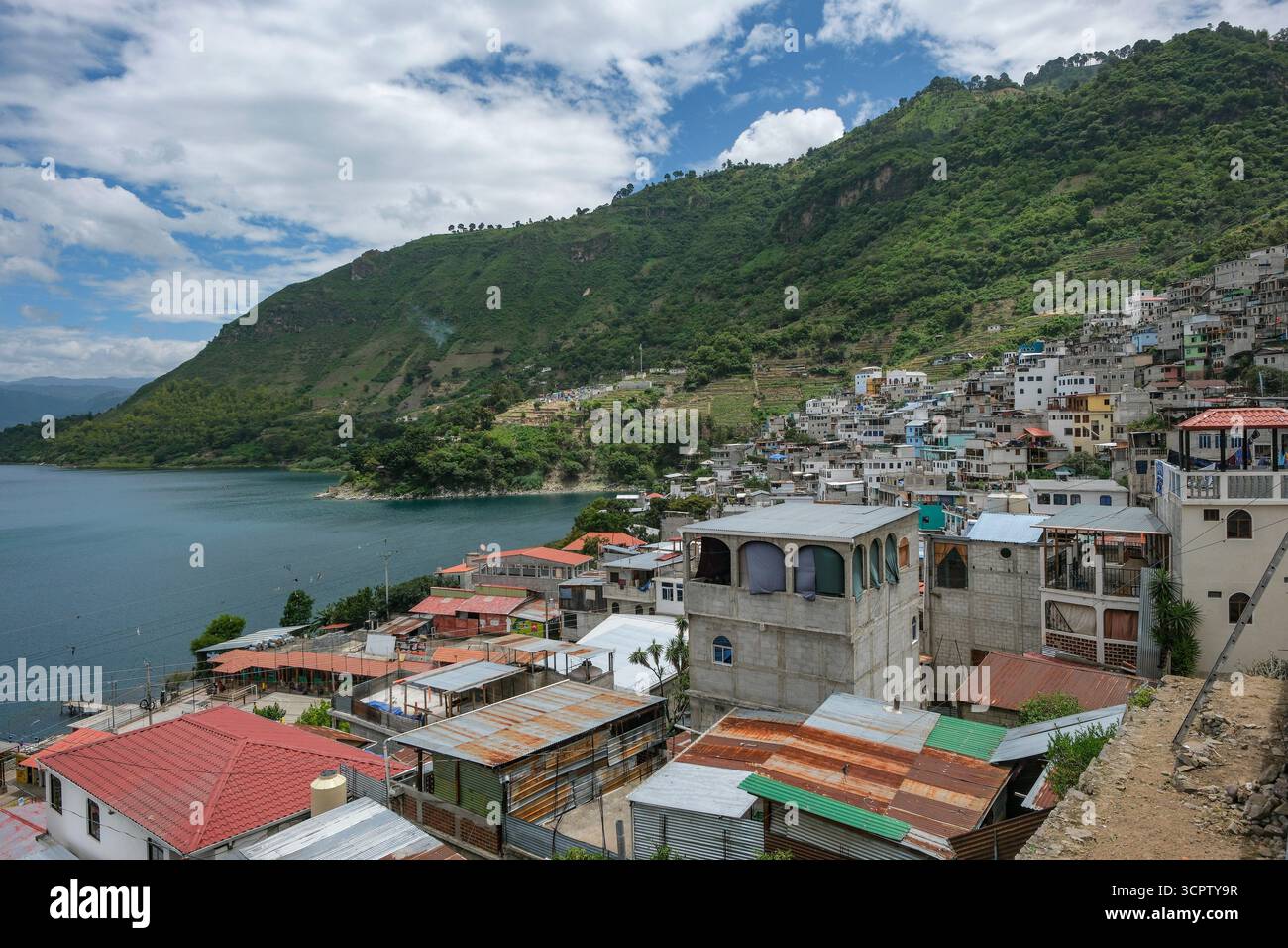 San Antonio Palopo, Guatemala - 19 juillet 2025 : vue de San Antonio Palopo à côté du lac Atitlan, Solola, Guatemala. Banque D'Images