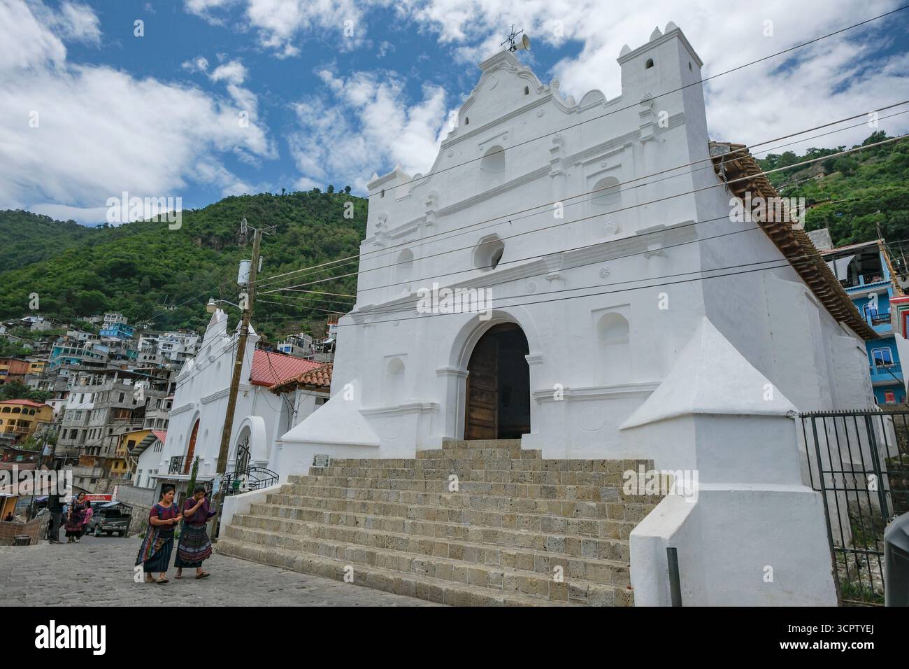 San Antonio Palopo, Guatemala - 19 juillet 2025 : Eglise de San Antonio Palopo dans le département de Solola, Guatemala. Banque D'Images