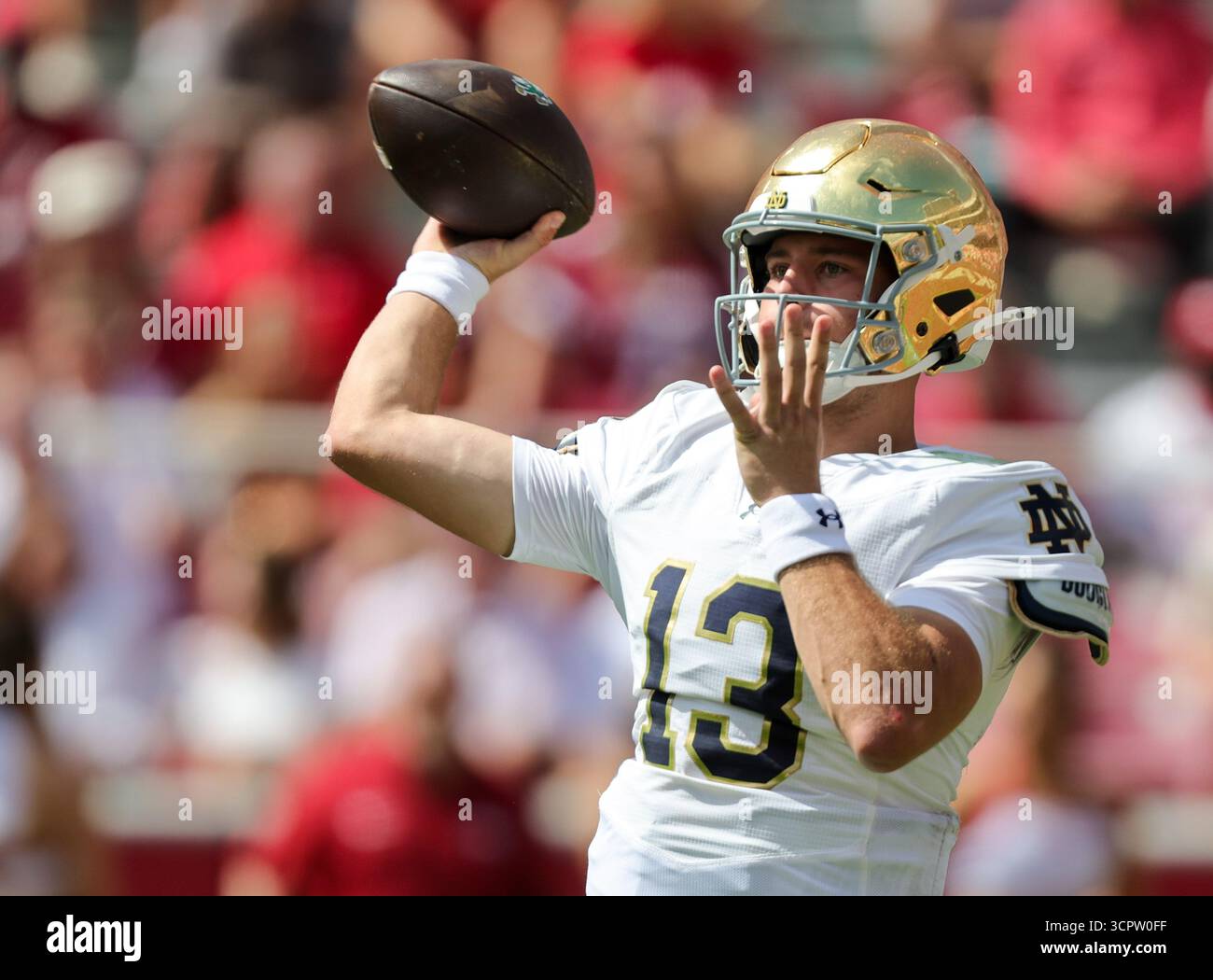 27 septembre 2025 : le quarterback de notre Dame se prépare à libérer le ballon sur le terrain. Norte Dame a battu l'Arkansas 56-13 à Fayetteville, AR. Richey Miller/CSM Banque D'Images