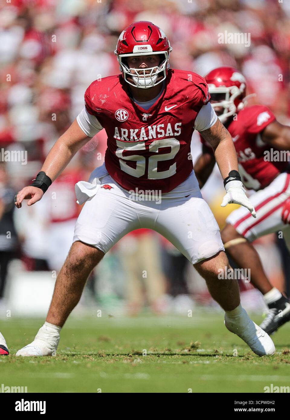 27 septembre 2025 : le centre porcin Caden Kitler (52 ans) sort de sa position après avoir claqué le ballon. Norte Dame a battu l'Arkansas 56-13 à Fayetteville, AR. Richey Miller/CSM(image crédit : © Richey Miller/Cal Sport Media) Banque D'Images
