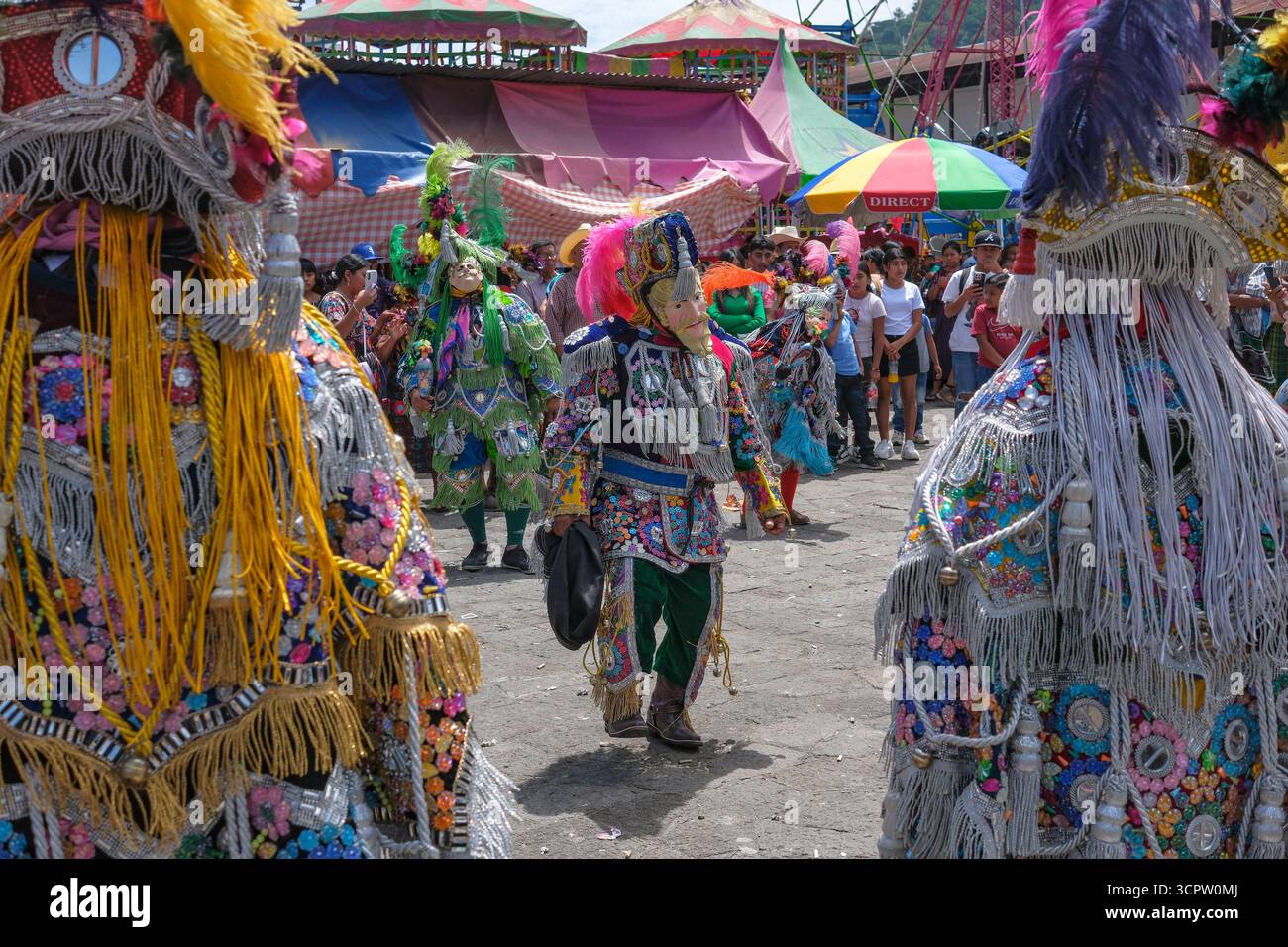 Santiago Atitlan, Guatemala - 25 juillet 2025 : danse de conquête au festival saint patron en l'honneur de saint Jacques l'Apôtre à Santiago Atitlan. Banque D'Images