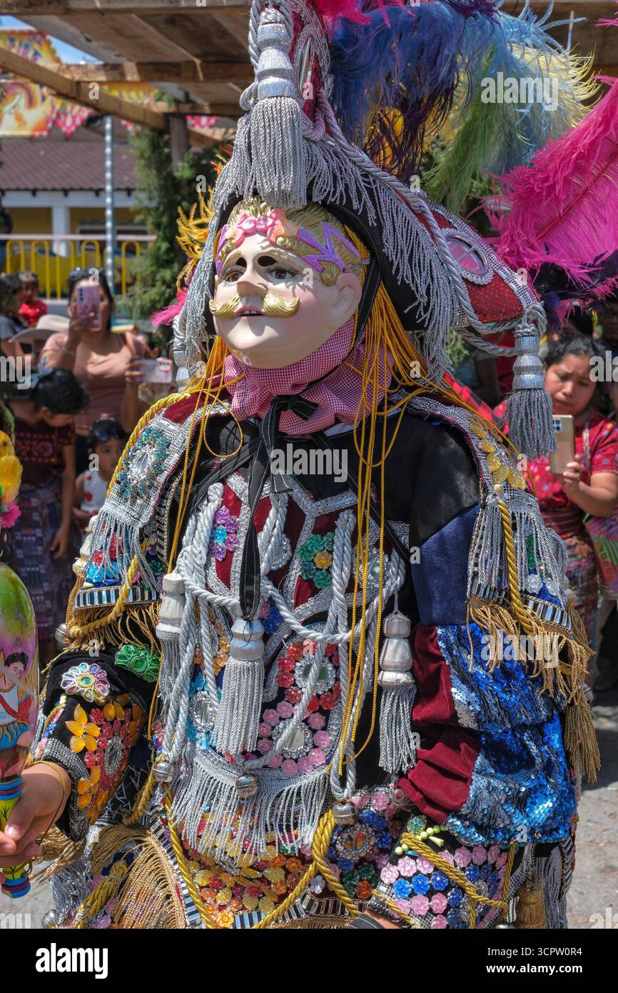 Santiago Atitlan, Guatemala - 25 juillet 2025 : détail d'un costume à la danse de la conquête pendant le festival saint patron en l'honneur de Santiago Apôtre. Banque D'Images