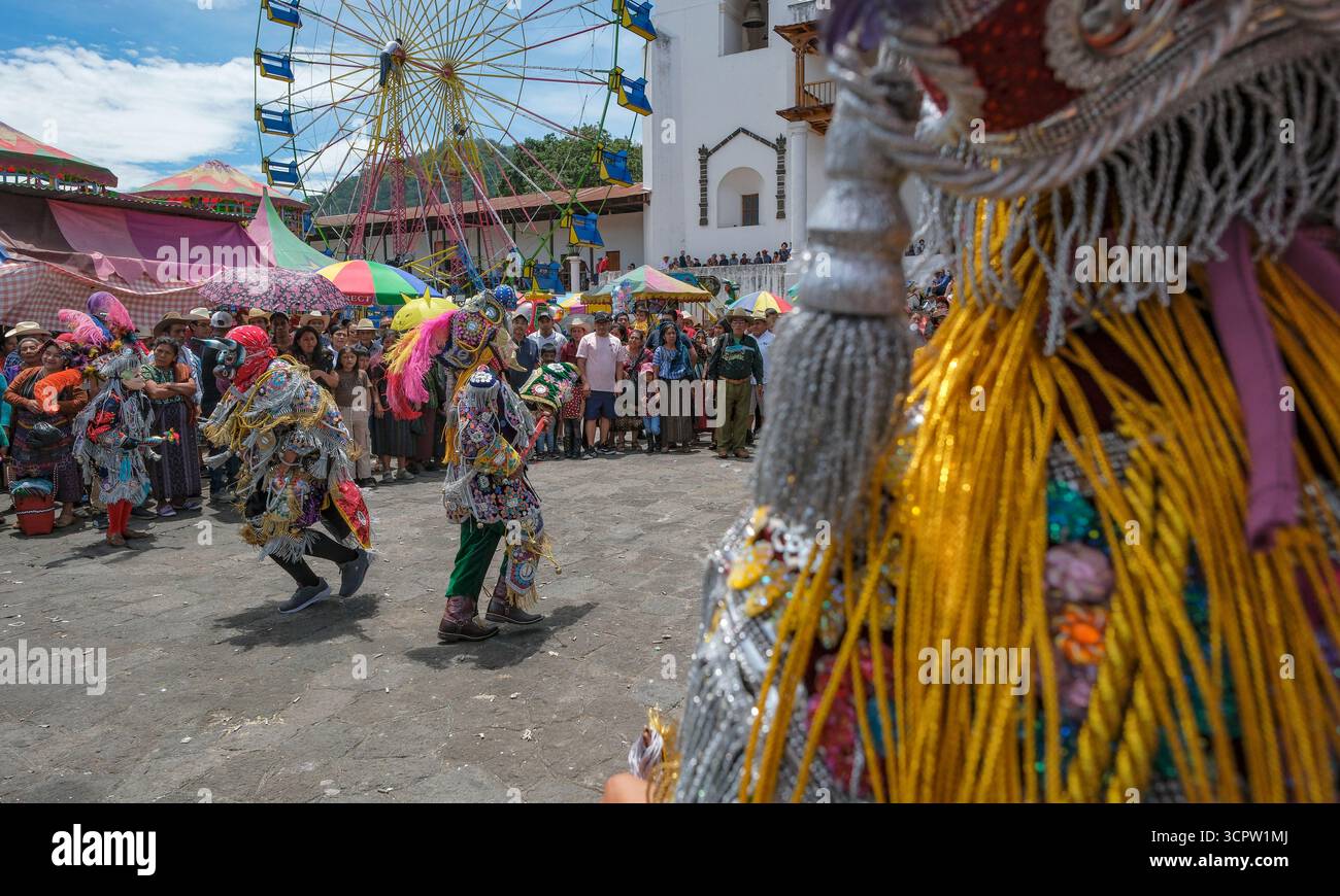 Santiago Atitlan, Guatemala - 25 juillet 2025 : danse de conquête au festival saint patron en l'honneur de saint Jacques l'Apôtre à Santiago Atitlan. Banque D'Images