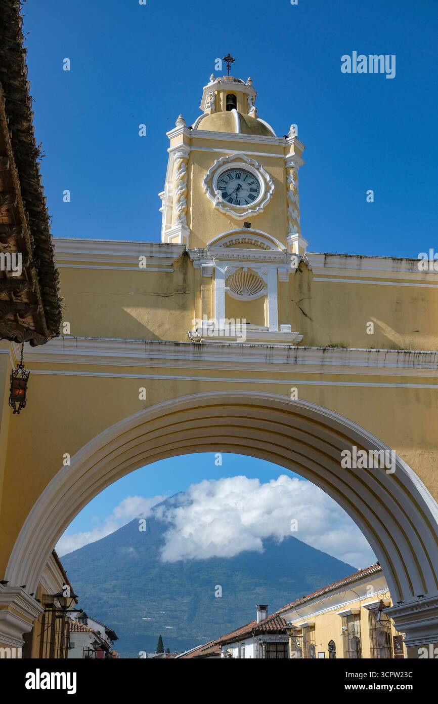 Antigua Guatemala, Guatemala - 9 août 2025 : Arche de Santa Catalina à Antigua Guatemala, Sacatepequez, Guatemala. Banque D'Images