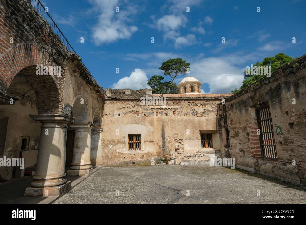 Antigua Guatemala, Guatemala - 9 août 2025 : couvent des Capucins et église notre-Dame de Saragosse à Antigua Guatemala, Sacatepequez. Banque D'Images