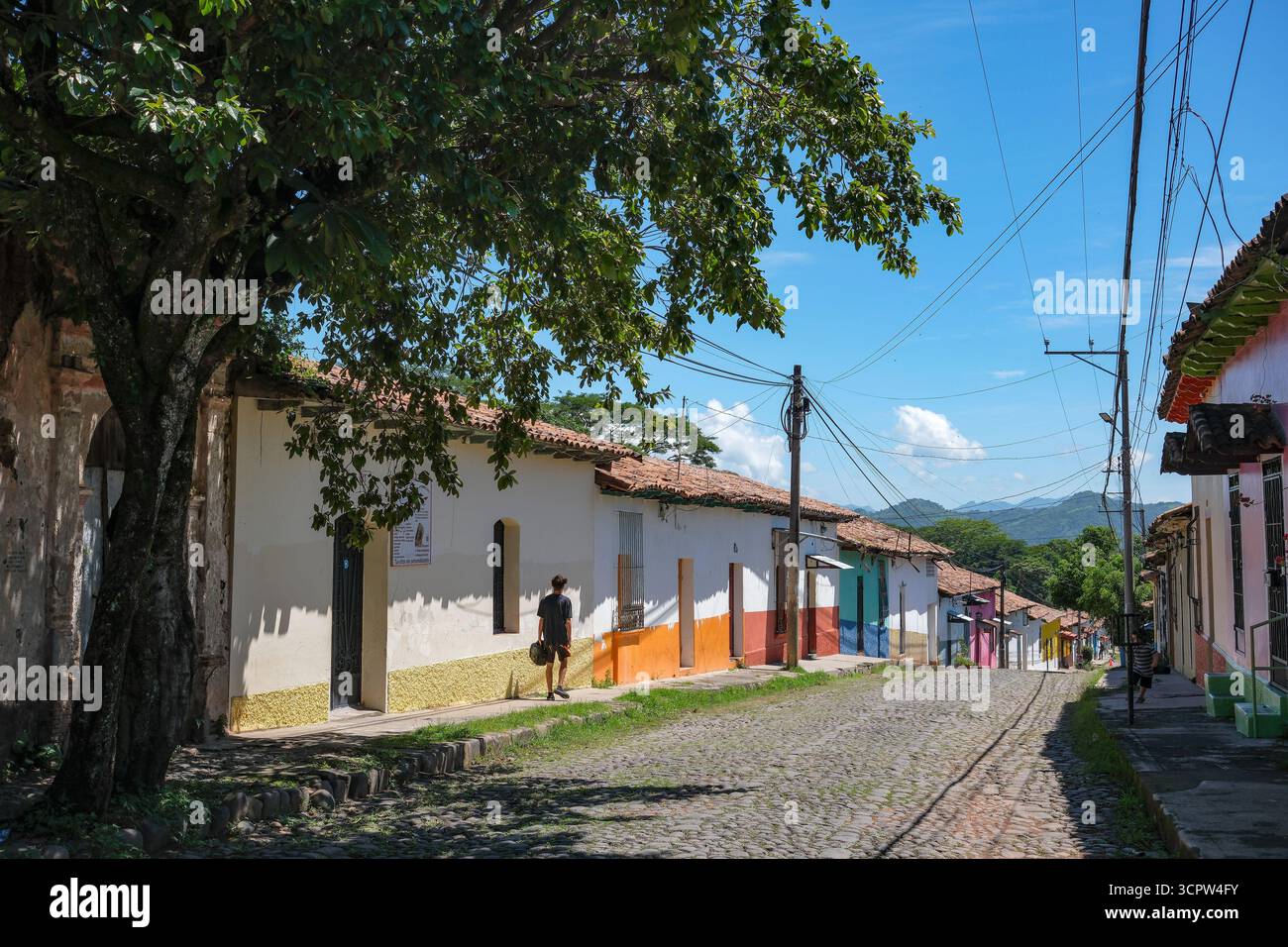 Suchitoto, El Salvador - 28 août 2025 : vues d'une rue à Suchitoto dans le département de Cuscatlan, El Salvador. Banque D'Images