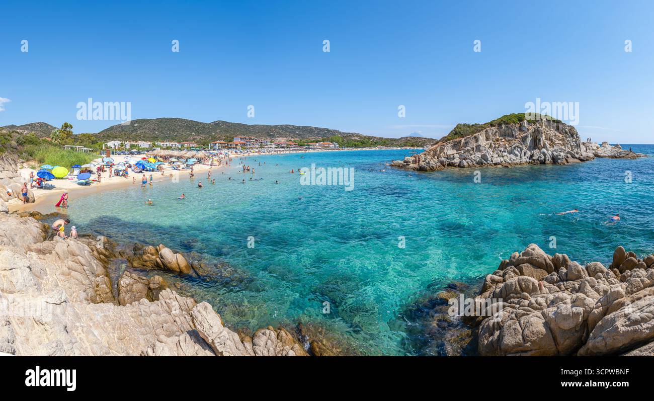 Sithonia, Grèce - septembre 02, 2025 :Kalamitsi plage à Sithonia, Grèce, avec des eaux turquoise, sable doré, parasols, îlots rocheux, et un tr Banque D'Images