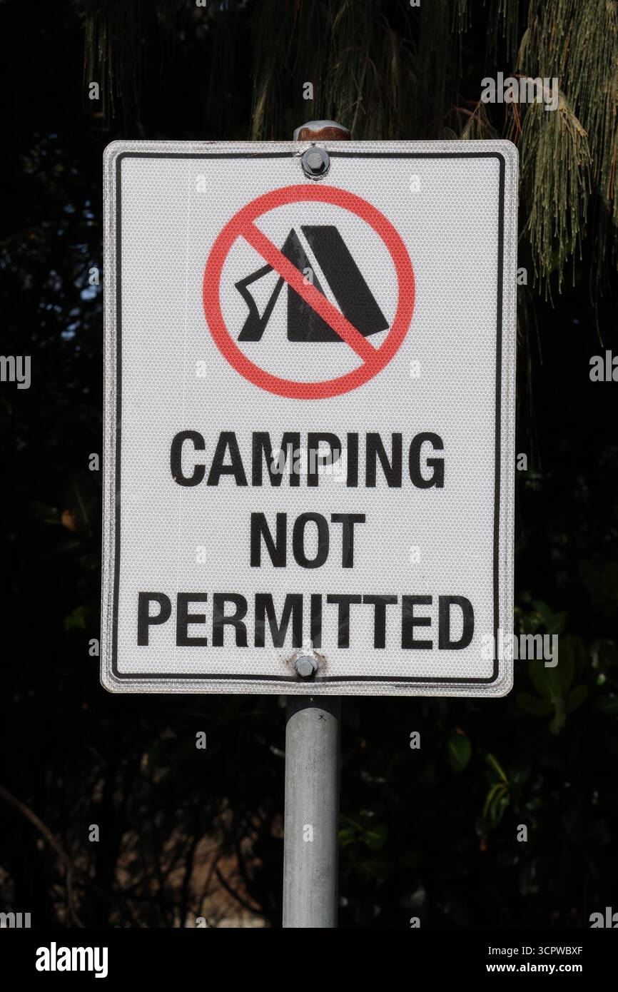 Panneau camping interdit attaché à un poteau métallique Banque D'Images