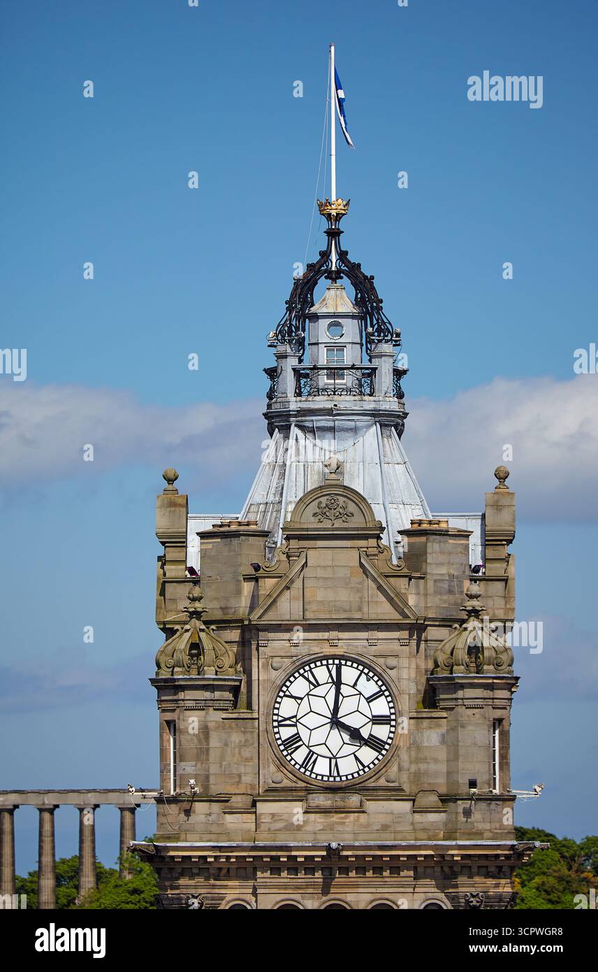 La tour de l'horloge de l'hôtel Balmoral est le point de repère important d'Édimbourg. L'horloge est célèbre pour fonctionner trois minutes de vitesse, pour donner aux passagers plus TI Banque D'Images