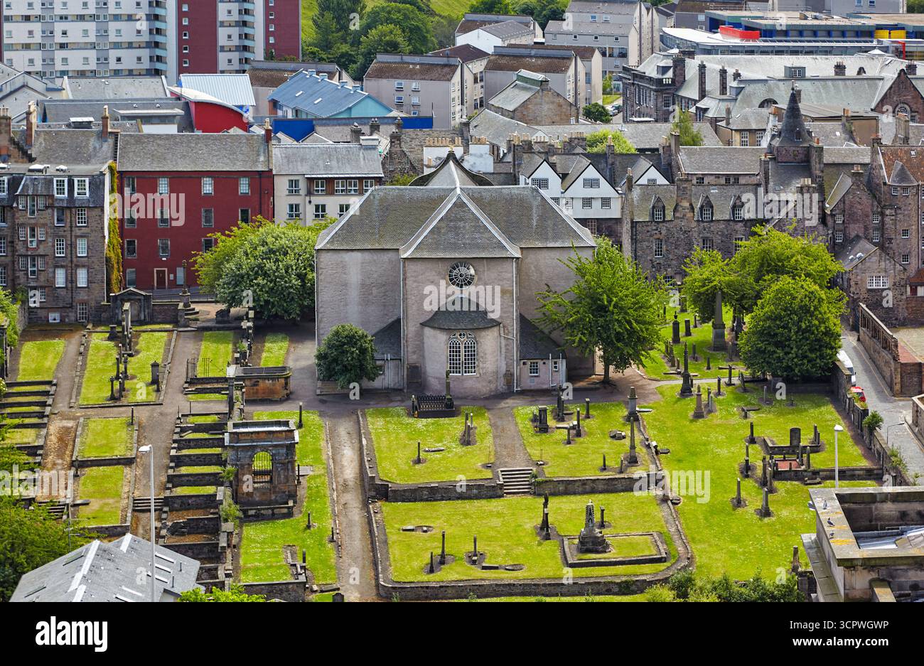 Le Kirk of the Canongate L'église paroissiale de Canongate avec Kirkyard autour d'elle où de nombreux notables de l'Écosse ont été enterrés. La vue depuis th Banque D'Images