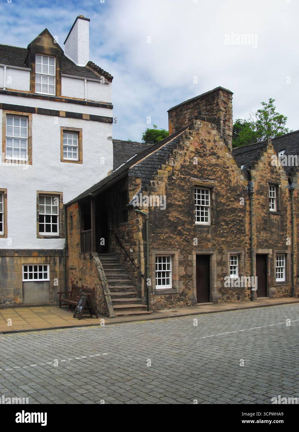Les anciens bâtiments du sanctuaire de l'abbaye sur Abbey Strand à la fin du Royal Mile près du palais de Holyrood peuvent avoir été le manoir de l'abbé et maintenant un e Banque D'Images