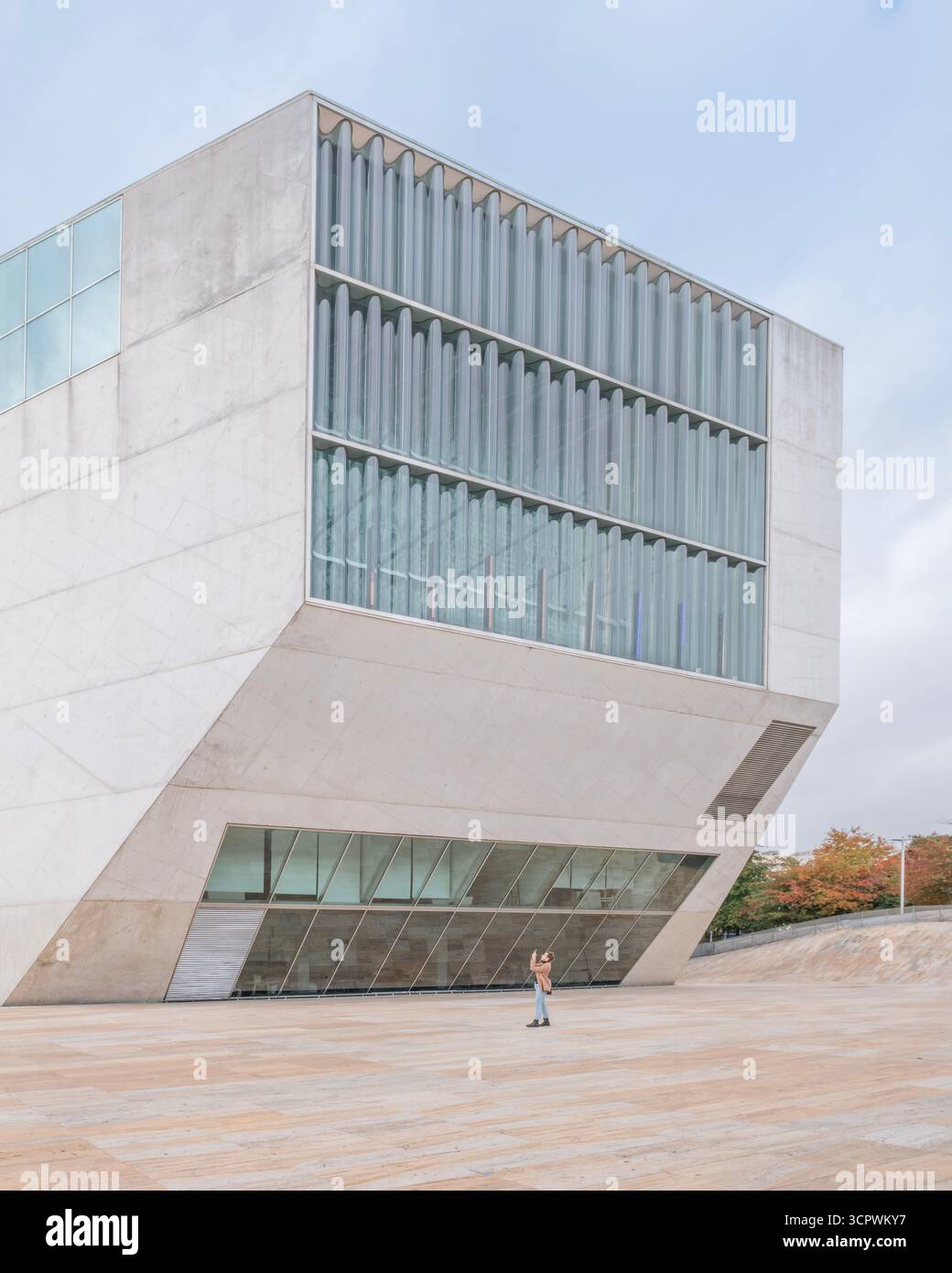 Façade de la salle de concert Casa da Musica à Porto Portugal avec des surfaces en béton angulaires et des panneaux de verre verticaux. Monument culturel, maison de musique Banque D'Images