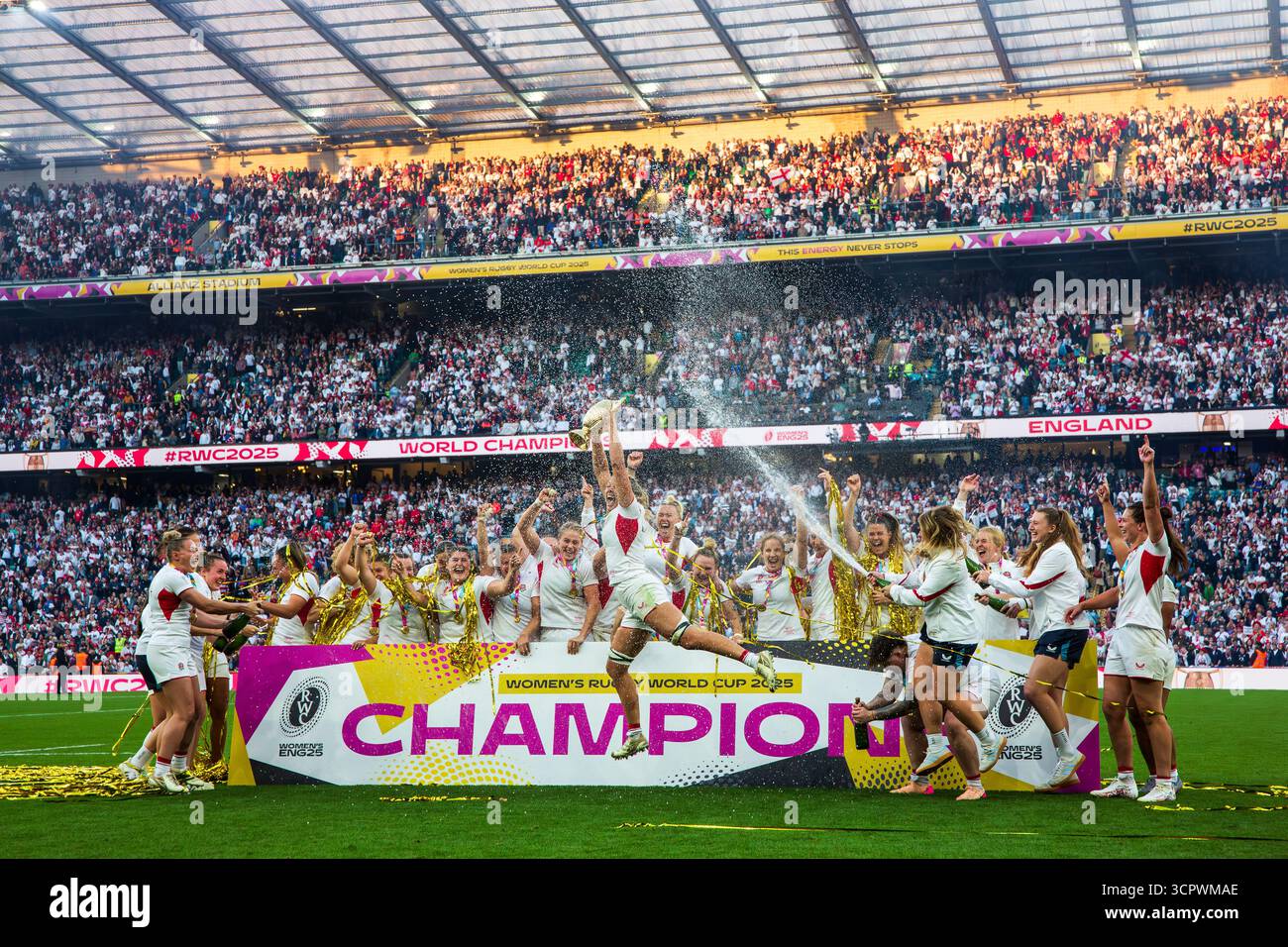 Londres, Royaume-Uni, 27 septembre 2025 L'équipe d'Angleterre célèbre sa victoire lors de la finale de la Coupe du monde de rugby féminin, Allianz Stadium, Twickenham, Londres, Royaume-Uni. Alex Williams / Alamy Live News Banque D'Images