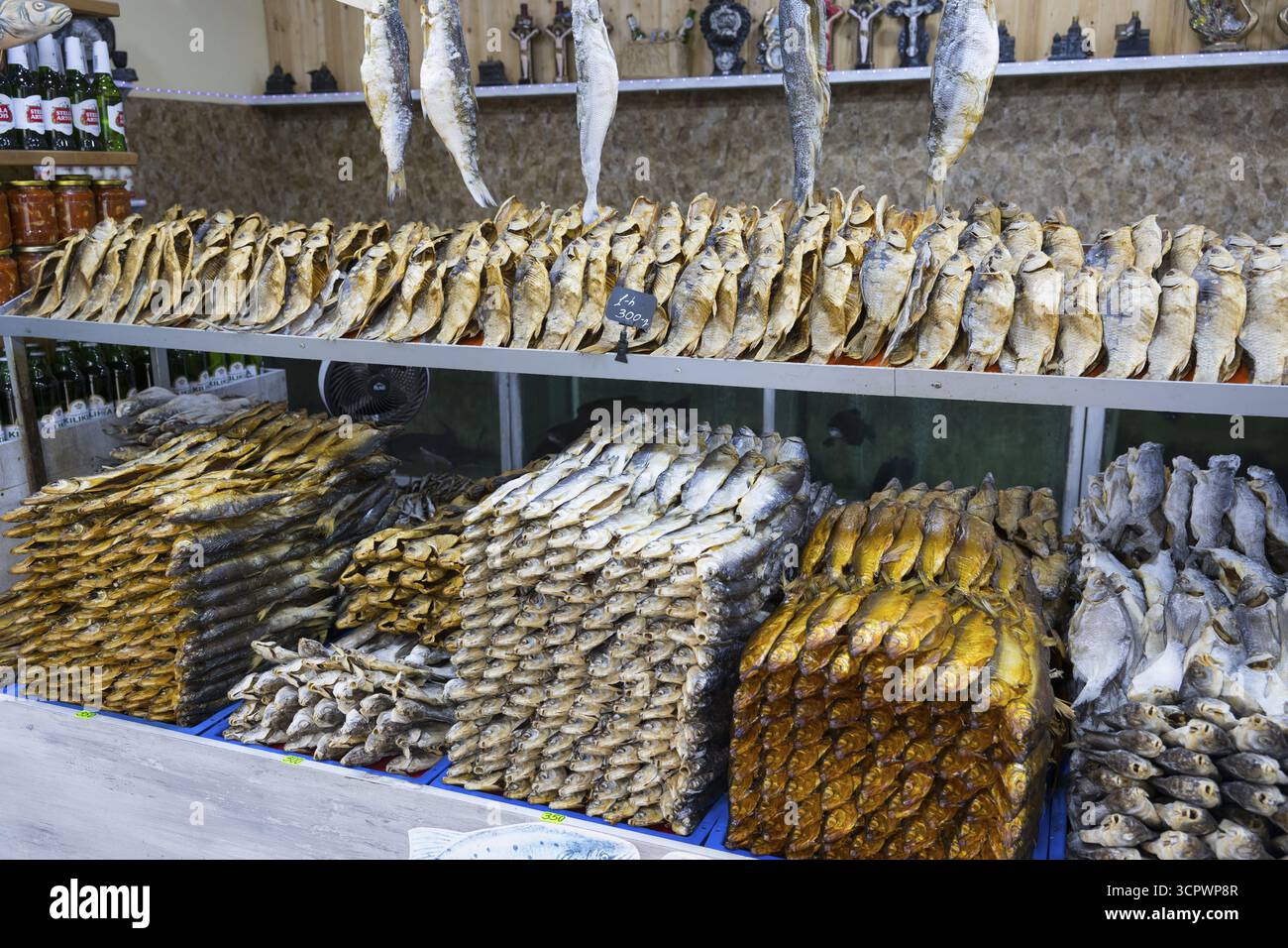 Poissons empilés dans différentes hauteurs et modèles sur une étagère de marché, vente de poisson, Tsovagyugh, lac Sevan, province de Gegharkunik, Arménie Banque D'Images