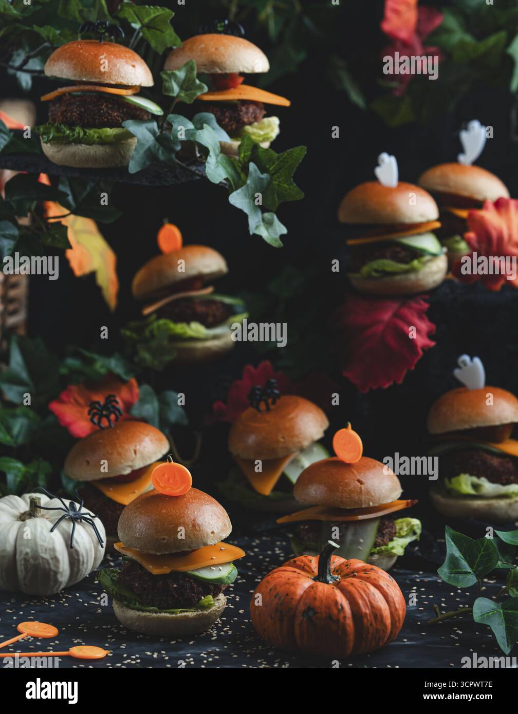 Hamburger d'Halloween avec des citrouilles dans un cadre automnal effrayant Banque D'Images