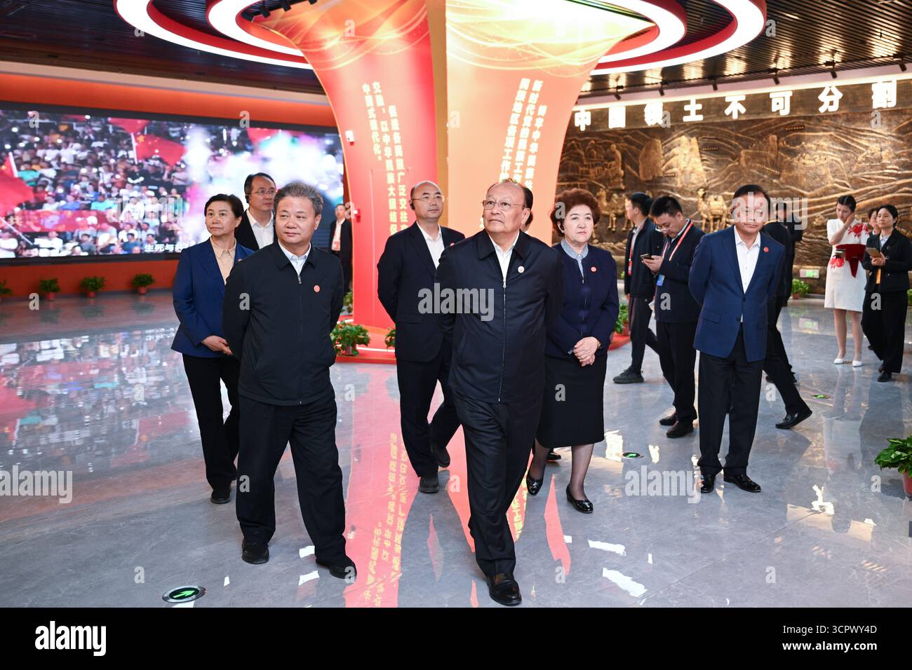 (250927) -- URUMQI, 27 septembre 2025 (Xinhua) -- Shohrat Zakir et des membres d'une délégation centrale visitent une salle d'exposition sur le renforcement du sens de la communauté pour la nation chinoise dans la préfecture d'Aksu, région autonome ouïgur du Xinjiang, au nord-ouest de la Chine, 27 septembre 2025. Confiés samedi par Xi Jinping, secrétaire général du Comité central du Parti communiste chinois, les membres d'une délégation centrale ont continué à rendre visite aux responsables locaux et aux résidents de diverses parties de la région autonome ouïgur du Xinjiang au nord-ouest de la Chine et du Xinjiang production and construction corps (XPCC). (Xinhua/X Banque D'Images