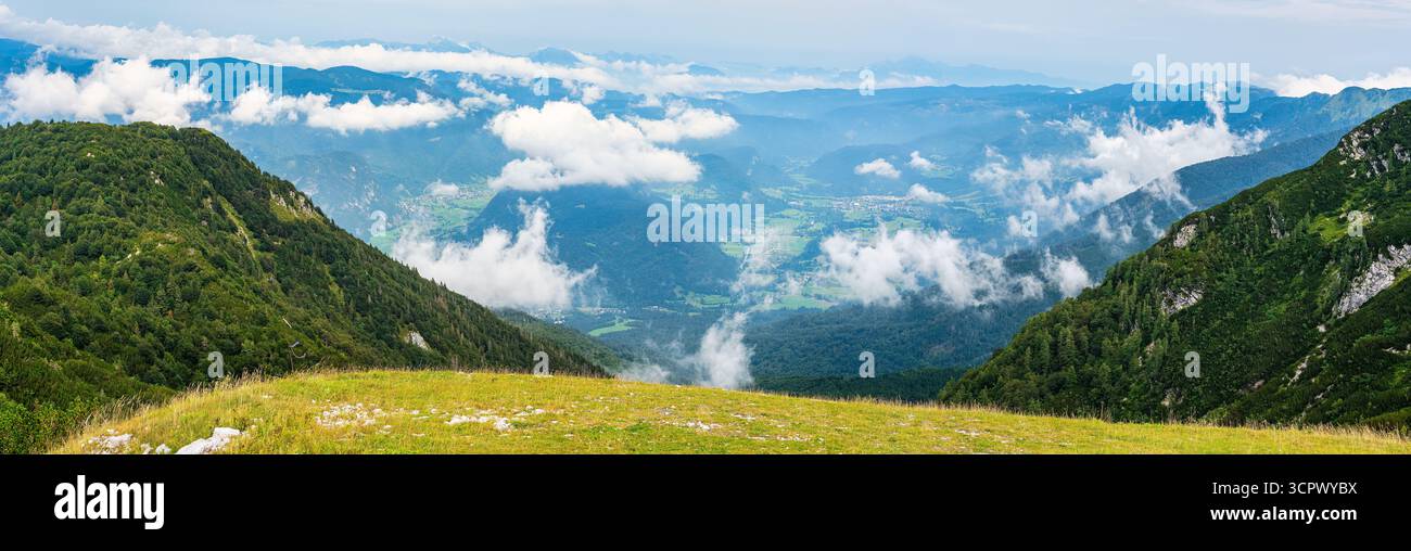 Belle vue panoramique sur le paysage montagneux des Alpes juliennes depuis le sommet de la station de ski de Vogel, Slovénie. Banque D'Images