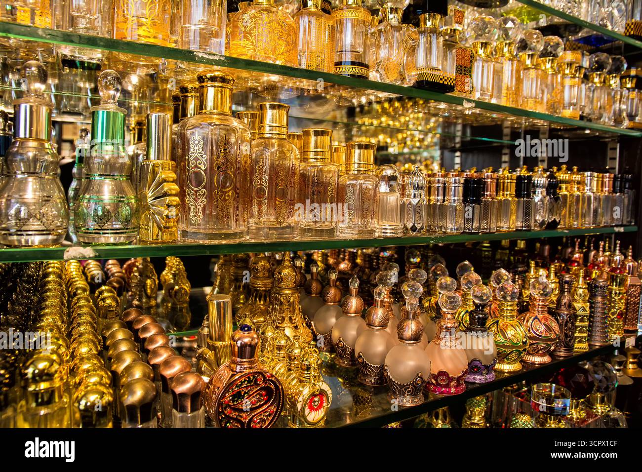 Étagères remplies de bouteilles de parfum ornées dans un magasin du moyen-Orient Banque D'Images