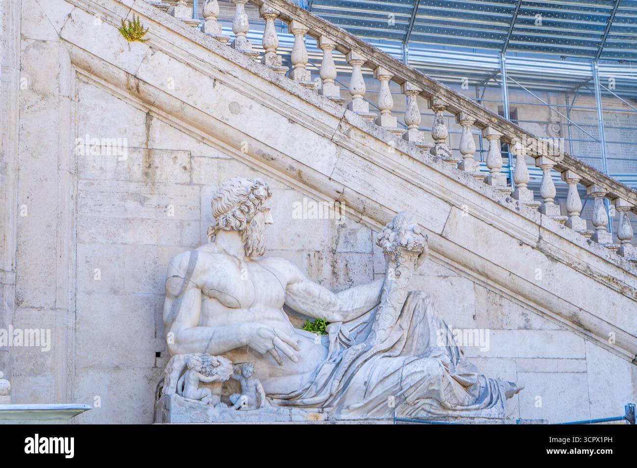 Statue antique du Dieu Tibre avec cornucopia sur la place Piazza del Campidoglio. Partie de la composition de sculpture de la Fontaine de la Déesse Rome. Banque D'Images