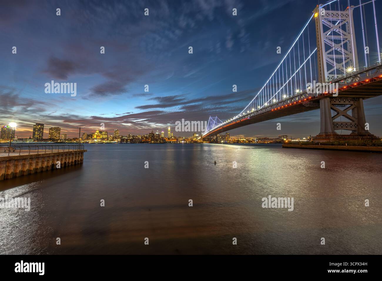 Le pont Ben Franklin et l'horizon de Philadelphie avec le fleuve Delaware au crépuscule Banque D'Images