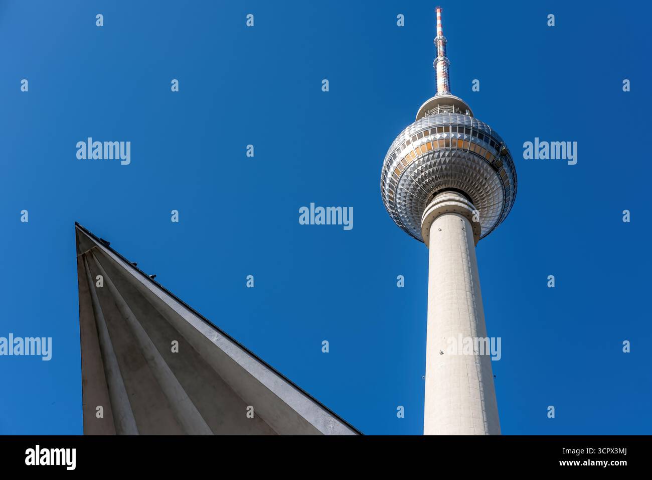La célèbre tour de télévision à Berlin avec une partie triangulaire de la structure de base Banque D'Images