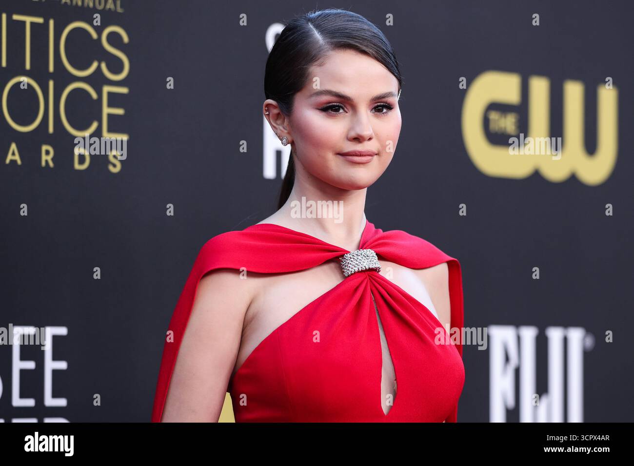 (FILE) Selena Gomez épouse le producteur de musique Benny Blanco le samedi 27 septembre 2025 à Santa Barbara, Californie. CENTURY CITY, LOS ANGELES, CALIFORNIE, États-Unis - 13 MARS : L'actrice, chanteuse, productrice et femme d'affaires américaine Selena Gomez portant Louis Vuitton arrive à la 27e cérémonie annuelle Critics' Choice Awards qui se tient au Fairmont Century Plaza Hotel le 13 mars 2022 à Century City, Los Angeles, Californie, États-Unis. (Photo de Xavier Collin/image Press Agency) Banque D'Images