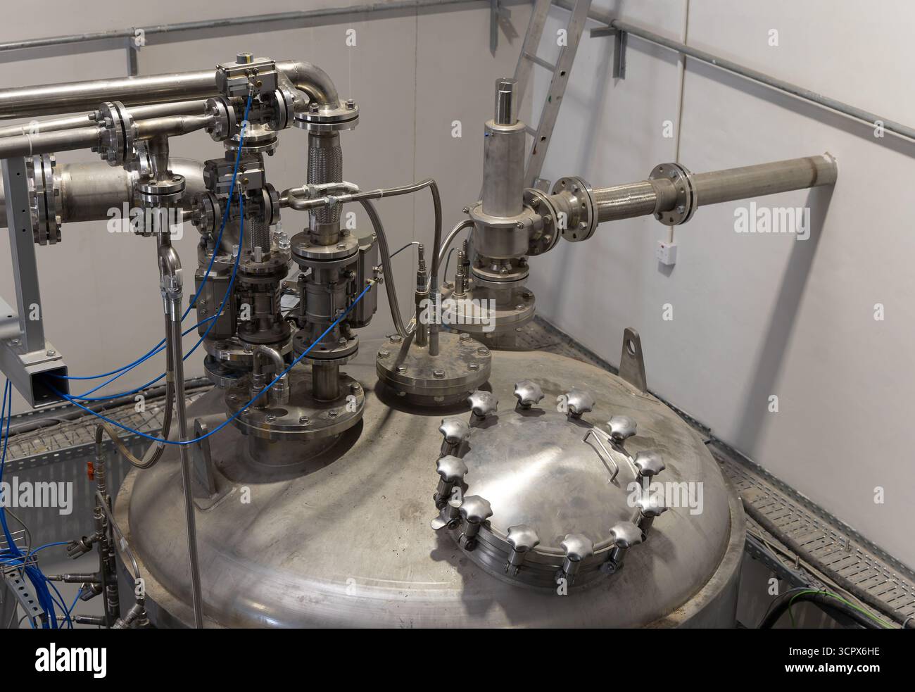 équipement de distillation industrielle équipement de traitement de réservoir de stockage, à l'intérieur dans un abattoir, systèmes industriels Banque D'Images