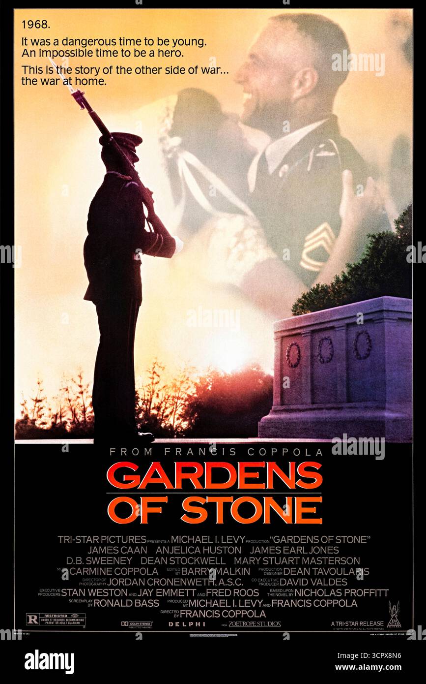 Gardens of Stone (1987) réalisé par Francis Ford Coppola et mettant en vedette James Caan, Anjelica Huston et James Earl Jones. Les soldats du cimetière national d'Arlington affrontent les coûts du Vietnam tout en effectuant des funérailles militaires. Photographie d'une affiche américaine originale de 1987 À USAGE ÉDITORIAL EXCLUSIF. Crédit : BFA / Tri-Star Pictures Banque D'Images