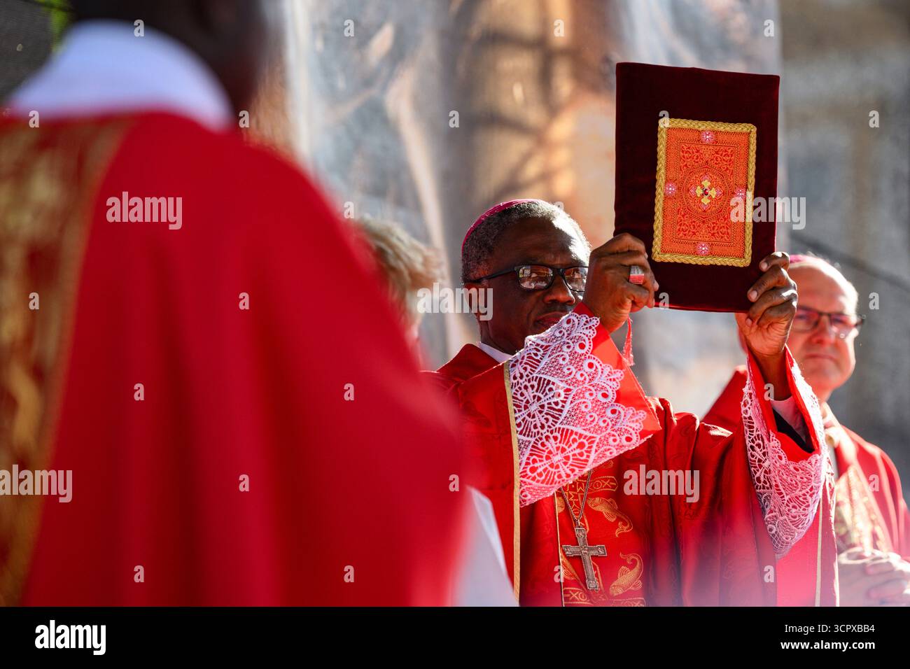 Stara Boleslav, République tchèque. 28 septembre 2025. Le pèlerinage national de Wenceslas a eu lieu à Stara Boleslav, République tchèque, le 28 septembre 2025. Au milieu se trouve le Nonce apostolique en République tchèque Jude Thaddeus Okolo. Crédit : Michal Kamaryt/CTK photo/Alamy Live News Banque D'Images Stara Boleslav, République tchèque. 28 septembre 2025. Le pèlerinage national de Wenceslas a eu lieu à Stara Boleslav, République tchèque, le 28 septembre 2025. Au milieu se trouve le Nonce apostolique en République tchèque Jude Thaddeus Okolo. Crédit : Michal Kamaryt/CTK photo/Alamy Live News Banque D'Images