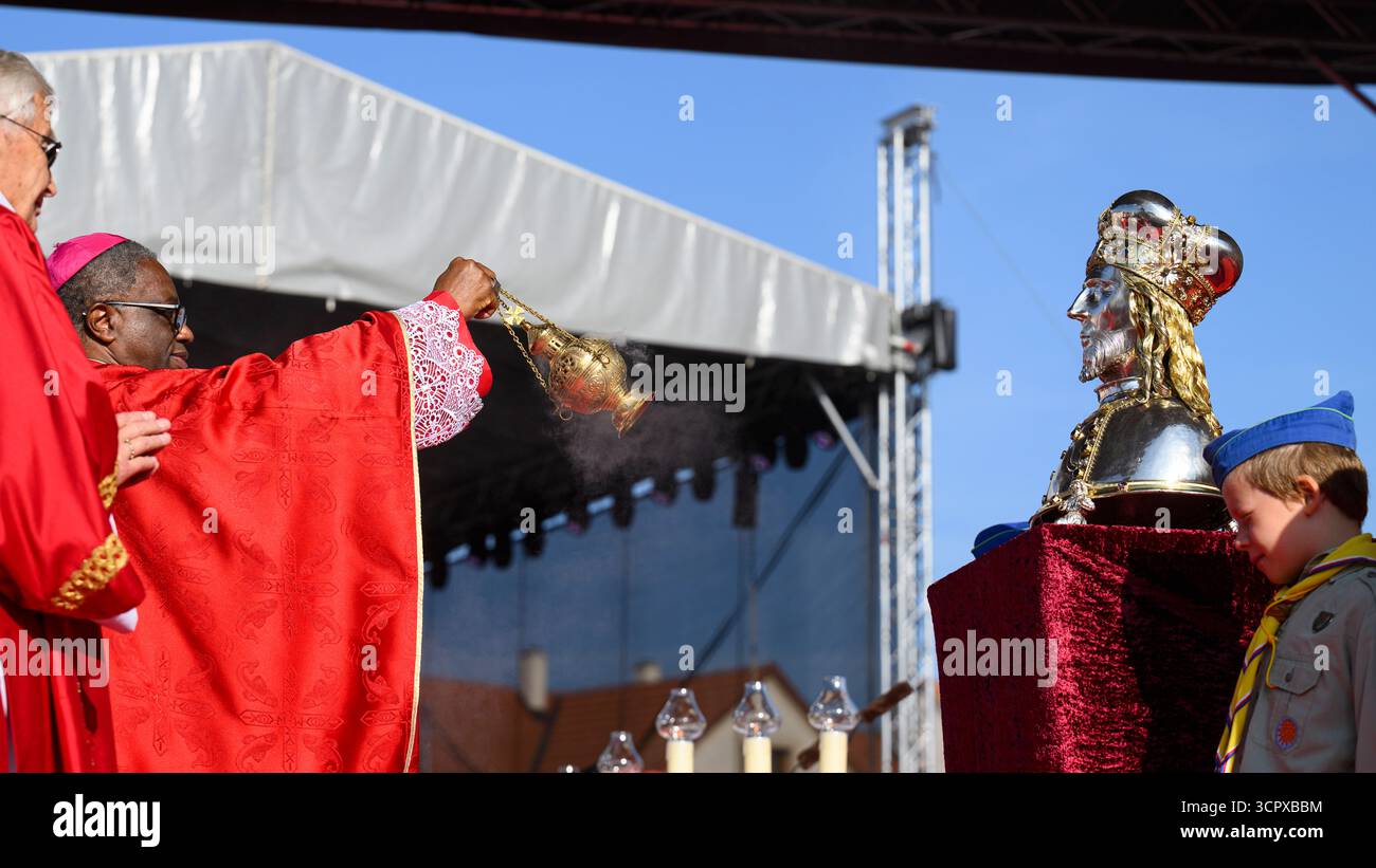 Stara Boleslav, République tchèque. 28 septembre 2025. Le pèlerinage national de Wenceslas a eu lieu à Stara Boleslav, République tchèque, le 28 septembre 2025. Sur la photo est vu Nonce apostolique en République tchèque Jude Thaddeus Okolo (2ème à partir de la gauche). Sur le côté droit est affiché herm, un reliquaire spécial en forme de tête avec la relique de Wenceslas. Crédit : Michal Kamaryt/CTK photo/Alamy Live News Banque D'Images Stara Boleslav, République tchèque. 28 septembre 2025. Le pèlerinage national de Wenceslas a eu lieu à Stara Boleslav, République tchèque, le 28 septembre 2025. Sur la photo est vu Nonce apostolique en République tchèque Jude Thaddeus Okolo (2ème à partir de la gauche). Sur le côté droit est affiché herm, un reliquaire spécial en forme de tête avec la relique de Wenceslas. Crédit : Michal Kamaryt/CTK photo/Alamy Live News Banque D'Images