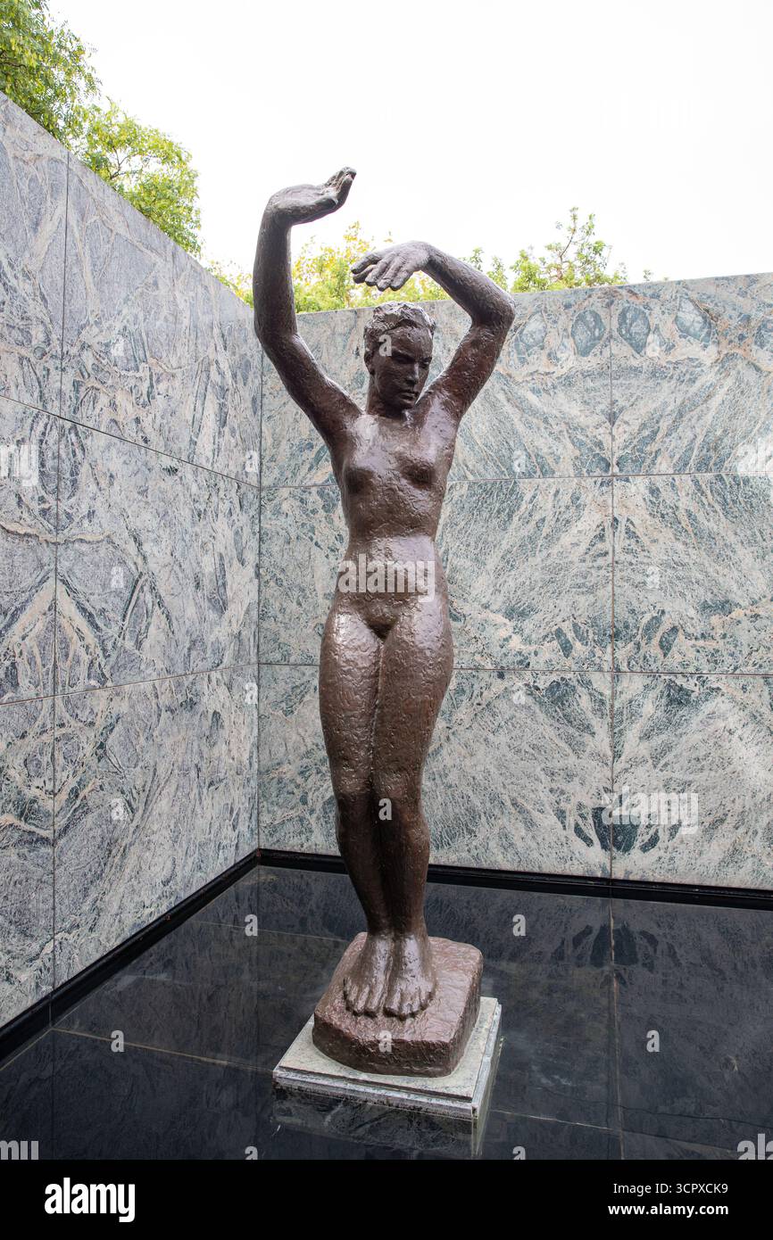 Détail architectural sculpture en bronze dansant. Espace extérieur du pavillon de Barcelone avec étang et statue à Plaza de Carles Buigas à Barcelone, S. Banque D'Images