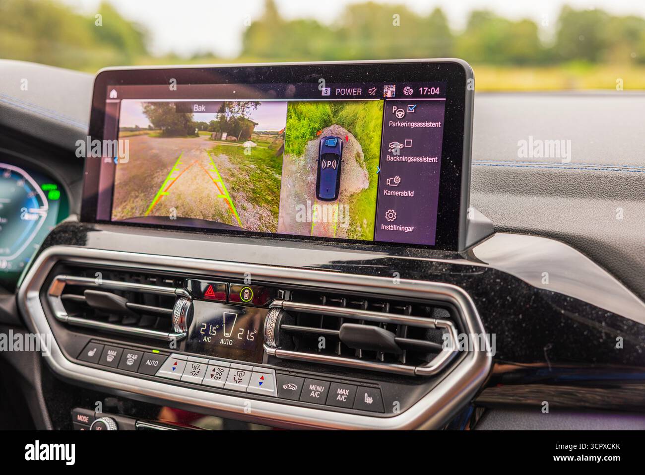 Gros plan de l'affichage de la voiture électrique avec aide au stationnement et caméra de recul à l'intérieur de la BMW iX3 M Sport. Suède. Banque D'Images