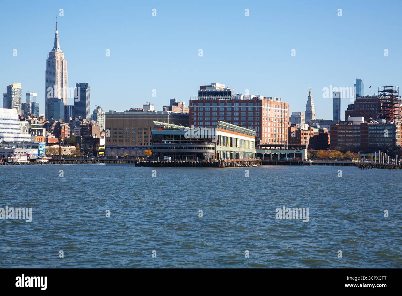 Le rivage de la rivière Hudson, Empire State Building et la ligne d'horizon avec des gratte-ciel à l'ouest de Manhattan, New York City, États-Unis Banque D'Images