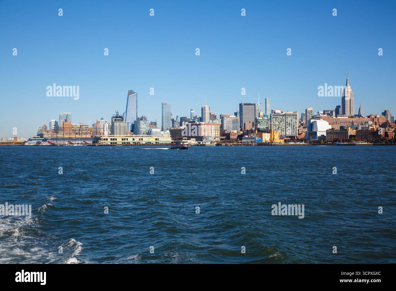 Le rivage de la rivière Hudson, Empire State Building et la ligne d'horizon avec des gratte-ciel à l'ouest de Manhattan, New York City, États-Unis Banque D'Images