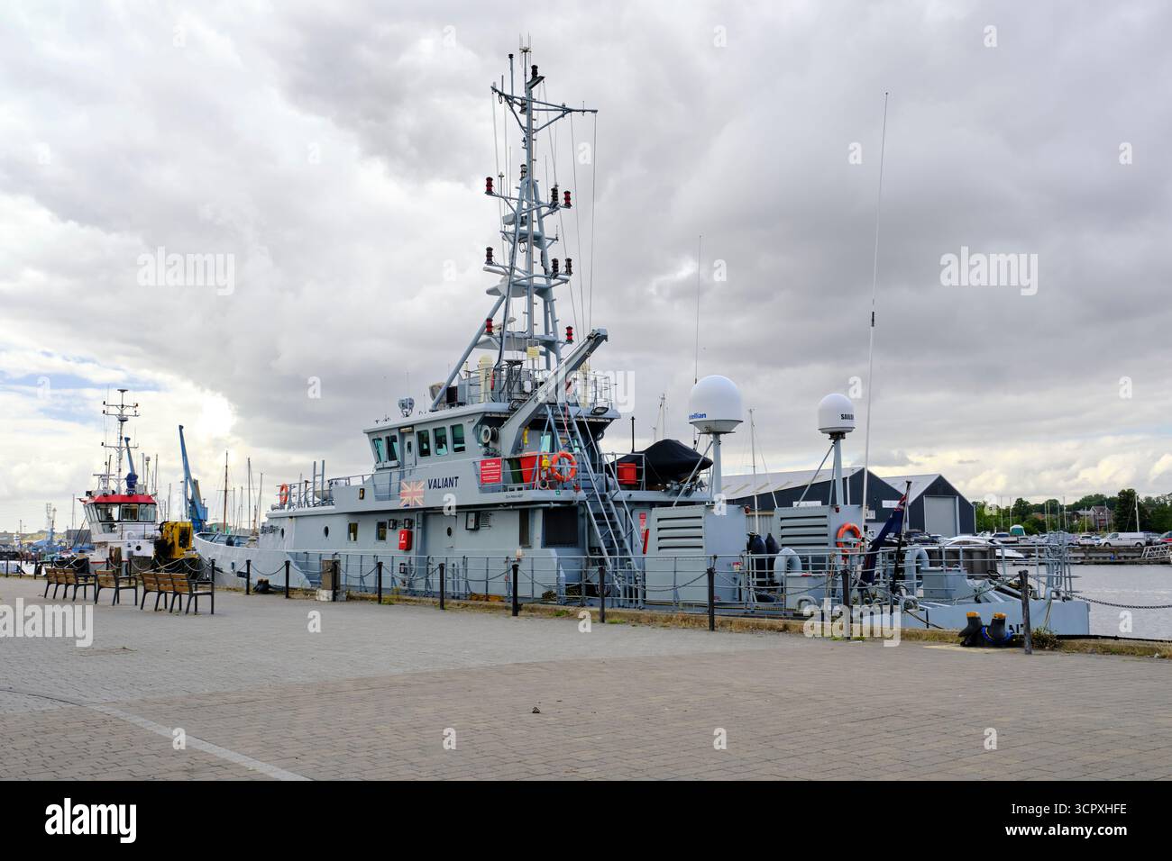 Vue latérale du port de Stern du Border Force Cutter HMC Valiant à Neptune Marina, Ipswich, Suffolk, Angleterre, Royaume-Uni Banque D'Images