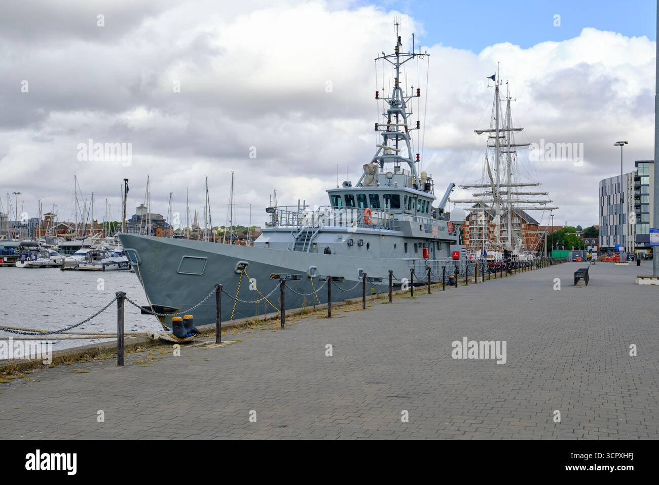 Vue latérale du Border Force Cutter HMC Valiant amarré à Neptune Marina, Ipswich, Suffolk, Angleterre, Royaume-Uni Banque D'Images