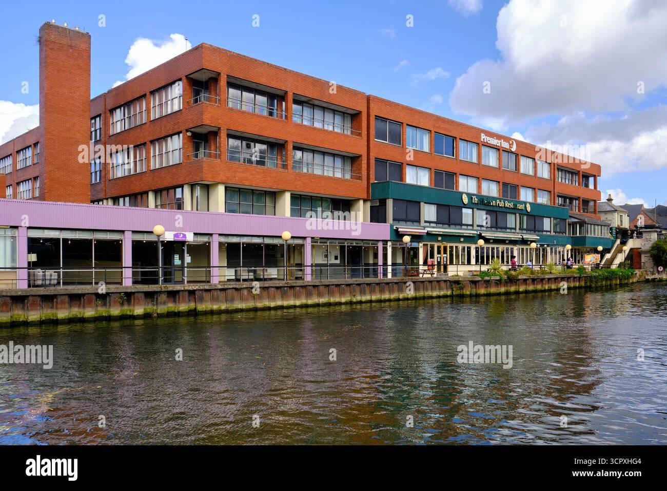 Vue sur la rivière Wensum du premier Inn Nelson City Centre Hotel, Norwich, Norfolk, Angleterre, Royaume-Uni. Site prévu pour le réaménagement de Whitbread Banque D'Images