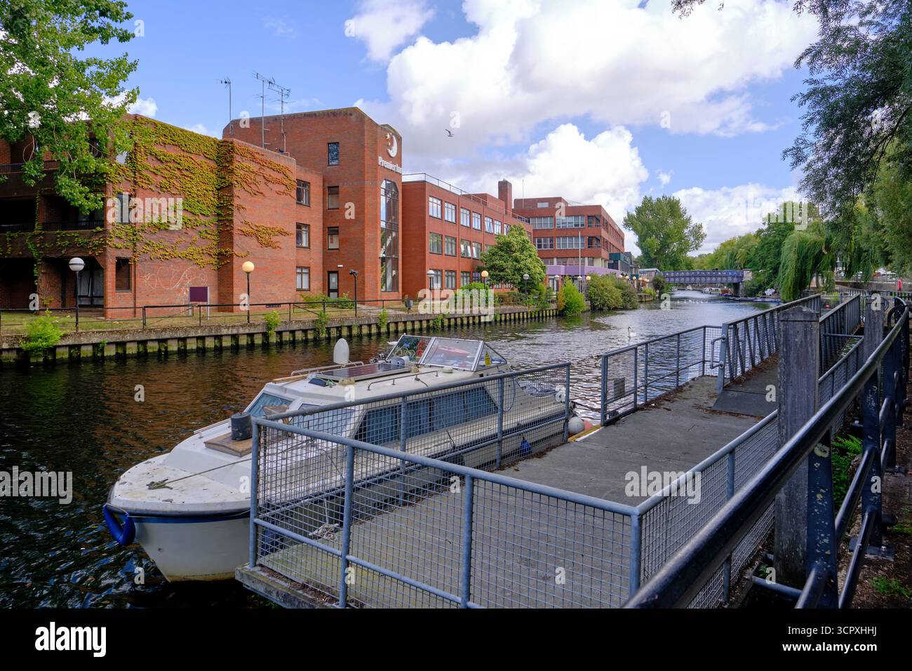 Bateau à moteur amarré sur la rivière Wensum près de Nelson Hôtel prévu pour démolition, Riverside Road, Norwich, Norfolk, Royaume-Uni Banque D'Images