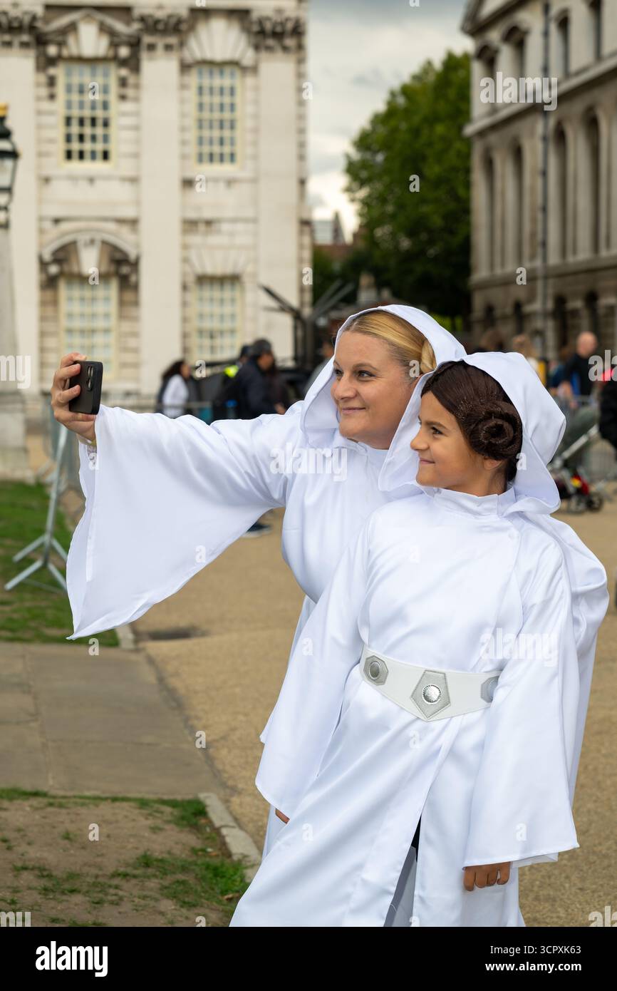 Londres, Royaume-Uni, le 27 septembre 2025, l'Old Royal Naval College et les studios Elstree sont entrés dans l'histoire, établissant un nouveau titre Guinness World Records™ pour le plus grand rassemblement de personnes habillées en personnages de cinéma et de télévision. Le samedi 27 septembre, le site du patrimoine mondial de l'UNESCO à Greenwich a été transformé en un décor de cinéma éblouissant avec 874 fans habillés en 45 personnages emblématiques – de la reine Charlotte et Jack Sparrow à Luke Skywalker, Batman et Indiana Jones., Andrew Lalchan Photography/Alamy Live News Banque D'Images