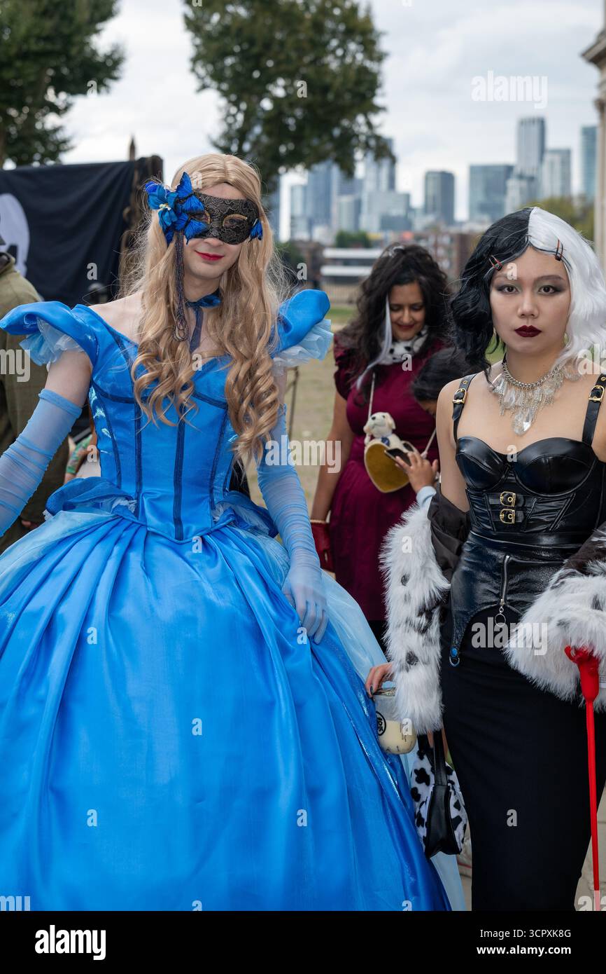 Londres, Royaume-Uni, le 27 septembre 2025, l'Old Royal Naval College et les studios Elstree sont entrés dans l'histoire, établissant un nouveau titre Guinness World Records™ pour le plus grand rassemblement de personnes habillées en personnages de cinéma et de télévision. Le samedi 27 septembre, le site du patrimoine mondial de l'UNESCO à Greenwich a été transformé en un décor de cinéma éblouissant avec 874 fans habillés en 45 personnages emblématiques – de la reine Charlotte et Jack Sparrow à Luke Skywalker, Batman et Indiana Jones., Andrew Lalchan Photography/Alamy Live News Banque D'Images