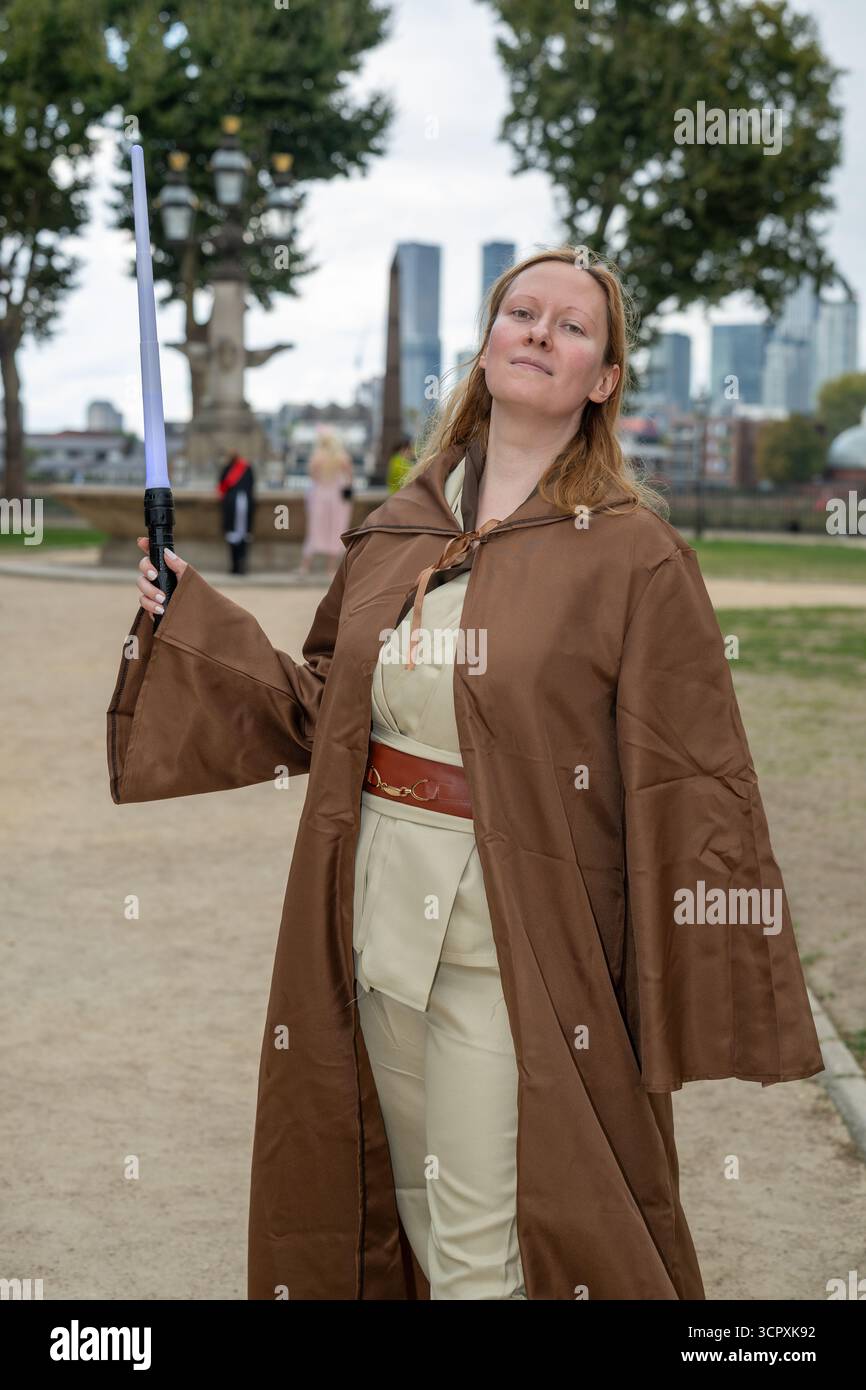 Londres, Royaume-Uni, le 27 septembre 2025, l'Old Royal Naval College et les studios Elstree sont entrés dans l'histoire, établissant un nouveau titre Guinness World Records™ pour le plus grand rassemblement de personnes habillées en personnages de cinéma et de télévision. Le samedi 27 septembre, le site du patrimoine mondial de l'UNESCO à Greenwich a été transformé en un décor de cinéma éblouissant avec 874 fans habillés en 45 personnages emblématiques – de la reine Charlotte et Jack Sparrow à Luke Skywalker, Batman et Indiana Jones., Andrew Lalchan Photography/Alamy Live News Banque D'Images
