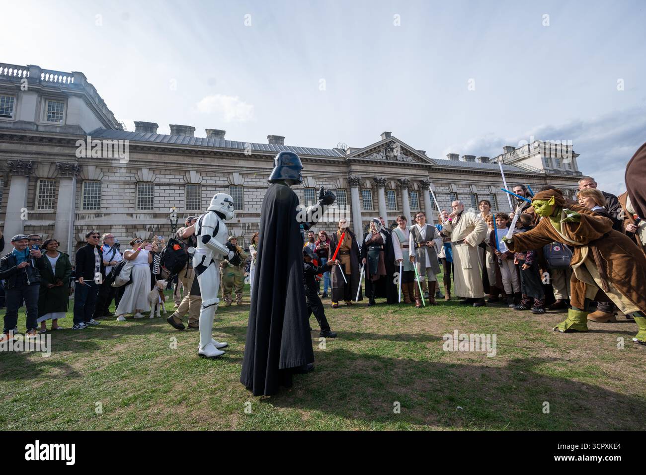 Londres, Royaume-Uni, le 27 septembre 2025, l'Old Royal Naval College et les studios Elstree sont entrés dans l'histoire, établissant un nouveau titre Guinness World Records™ pour le plus grand rassemblement de personnes habillées en personnages de cinéma et de télévision. Le samedi 27 septembre, le site du patrimoine mondial de l'UNESCO à Greenwich a été transformé en un décor de cinéma éblouissant avec 874 fans habillés en 45 personnages emblématiques – de la reine Charlotte et Jack Sparrow à Luke Skywalker, Batman et Indiana Jones., Andrew Lalchan Photography/Alamy Live News Banque D'Images