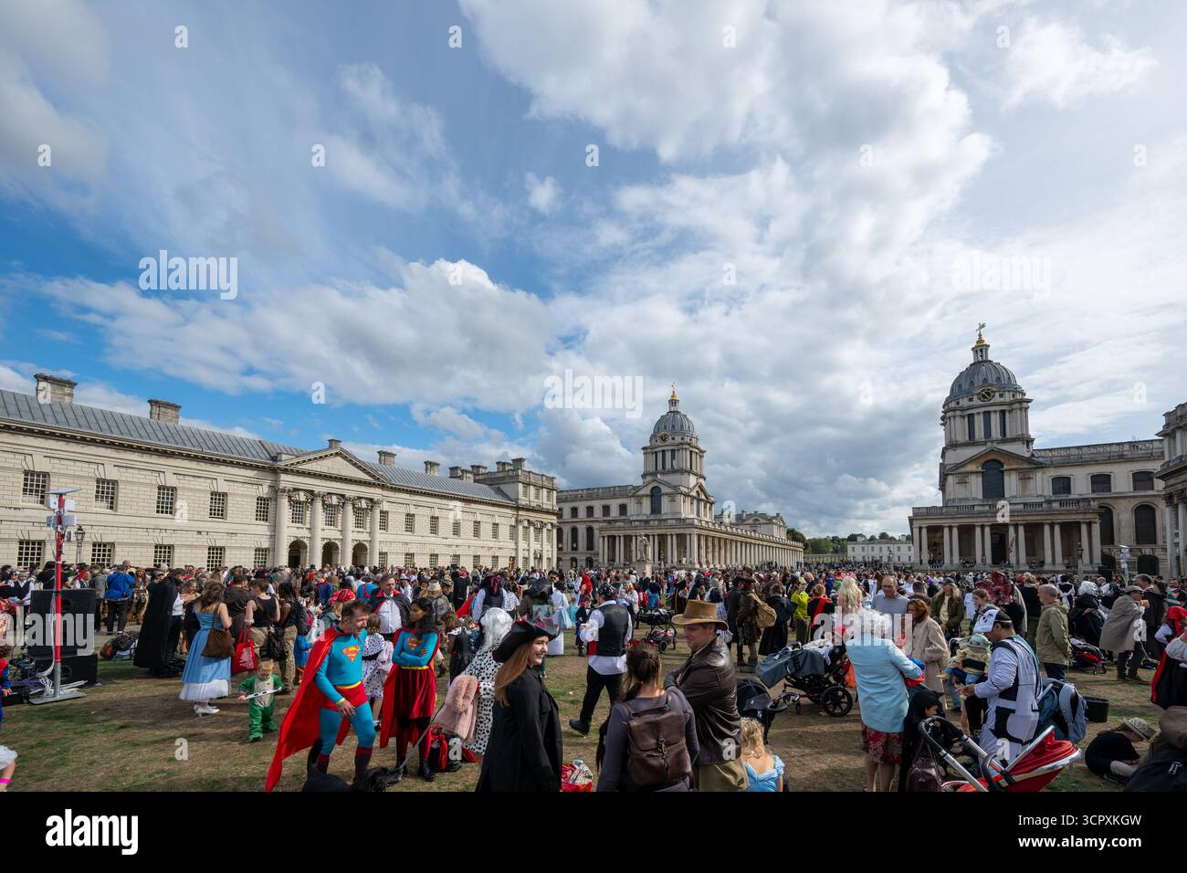 Londres, Royaume-Uni, le 27 septembre 2025, l'Old Royal Naval College et les studios Elstree sont entrés dans l'histoire, établissant un nouveau titre Guinness World Records™ pour le plus grand rassemblement de personnes habillées en personnages de cinéma et de télévision. Le samedi 27 septembre, le site du patrimoine mondial de l'UNESCO à Greenwich a été transformé en un décor de cinéma éblouissant avec 874 fans habillés en 45 personnages emblématiques – de la reine Charlotte et Jack Sparrow à Luke Skywalker, Batman et Indiana Jones., Andrew Lalchan Photography/Alamy Live News Banque D'Images