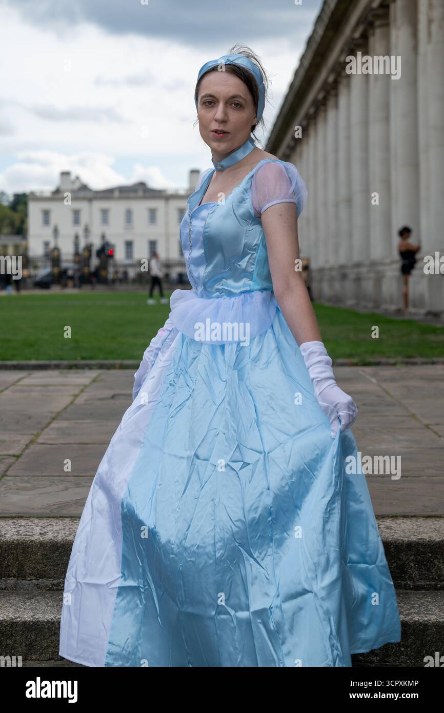 Londres, Royaume-Uni, le 27 septembre 2025, l'Old Royal Naval College et les studios Elstree sont entrés dans l'histoire, établissant un nouveau titre Guinness World Records™ pour le plus grand rassemblement de personnes habillées en personnages de cinéma et de télévision. Le samedi 27 septembre, le site du patrimoine mondial de l'UNESCO à Greenwich a été transformé en un décor de cinéma éblouissant avec 874 fans habillés en 45 personnages emblématiques – de la reine Charlotte et Jack Sparrow à Luke Skywalker, Batman et Indiana Jones., Andrew Lalchan Photography/Alamy Live News Banque D'Images