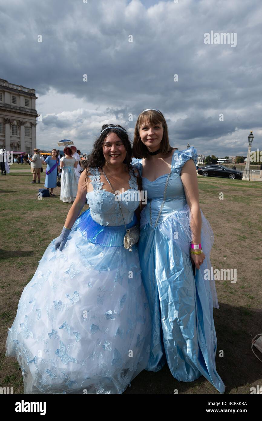 Londres, Royaume-Uni, le 27 septembre 2025, l'Old Royal Naval College et les studios Elstree sont entrés dans l'histoire, établissant un nouveau titre Guinness World Records™ pour le plus grand rassemblement de personnes habillées en personnages de cinéma et de télévision. Le samedi 27 septembre, le site du patrimoine mondial de l'UNESCO à Greenwich a été transformé en un décor de cinéma éblouissant avec 874 fans habillés en 45 personnages emblématiques – de la reine Charlotte et Jack Sparrow à Luke Skywalker, Batman et Indiana Jones., Andrew Lalchan Photography/Alamy Live News Banque D'Images