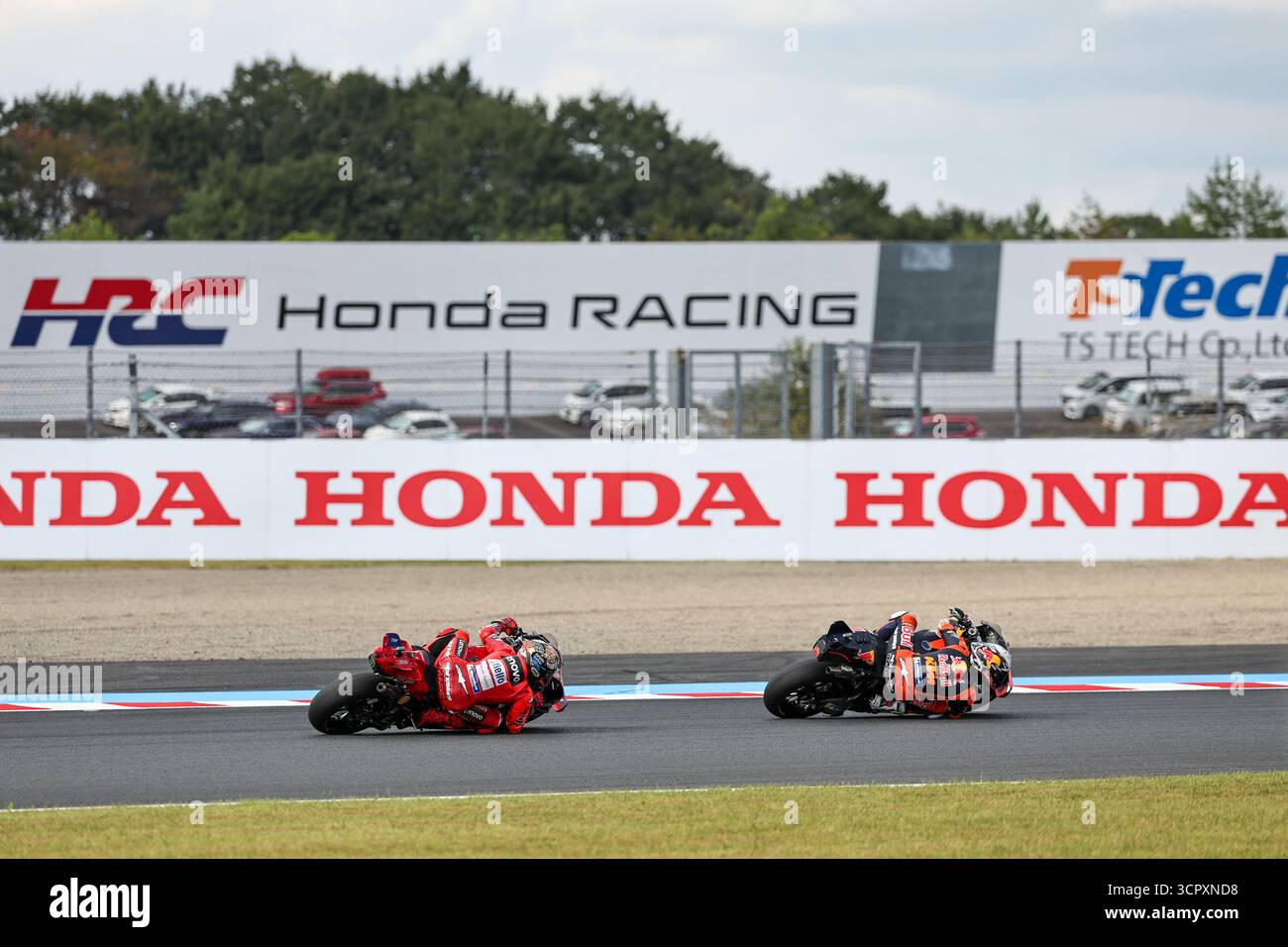 Motegi, Japon. 28 septembre 2025. Marc Marquez (l), pilote espagnol de Ducati Lenovo Team, chasse le pilote espagnol de Red Bull KTM Factory Racing Pedro Acosta lors du Grand Prix du Japon MotoGP au Twin Ring Motegi à Motegi, Tochigi, Japon, le 28 septembre 2025. Crédit : Qian Jun/Xinhua/Alamy Live News Banque D'Images