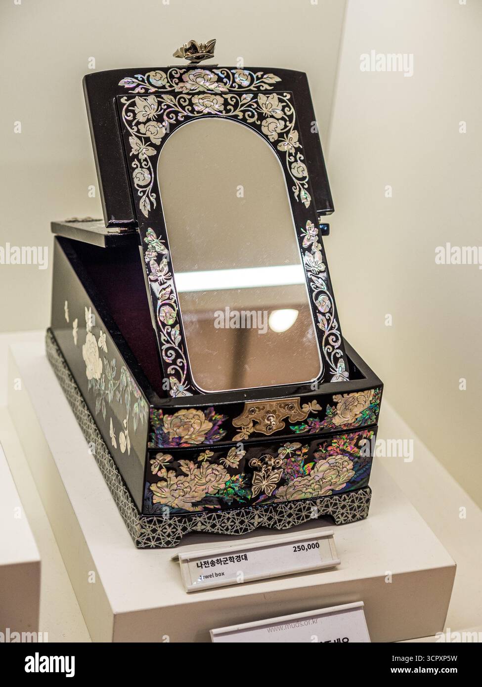 Séoul, Corée – 23 septembre 2025 : boîte à bijoux Najeon Songha-Gunhak (miroir) à la boutique du musée national Banque D'Images