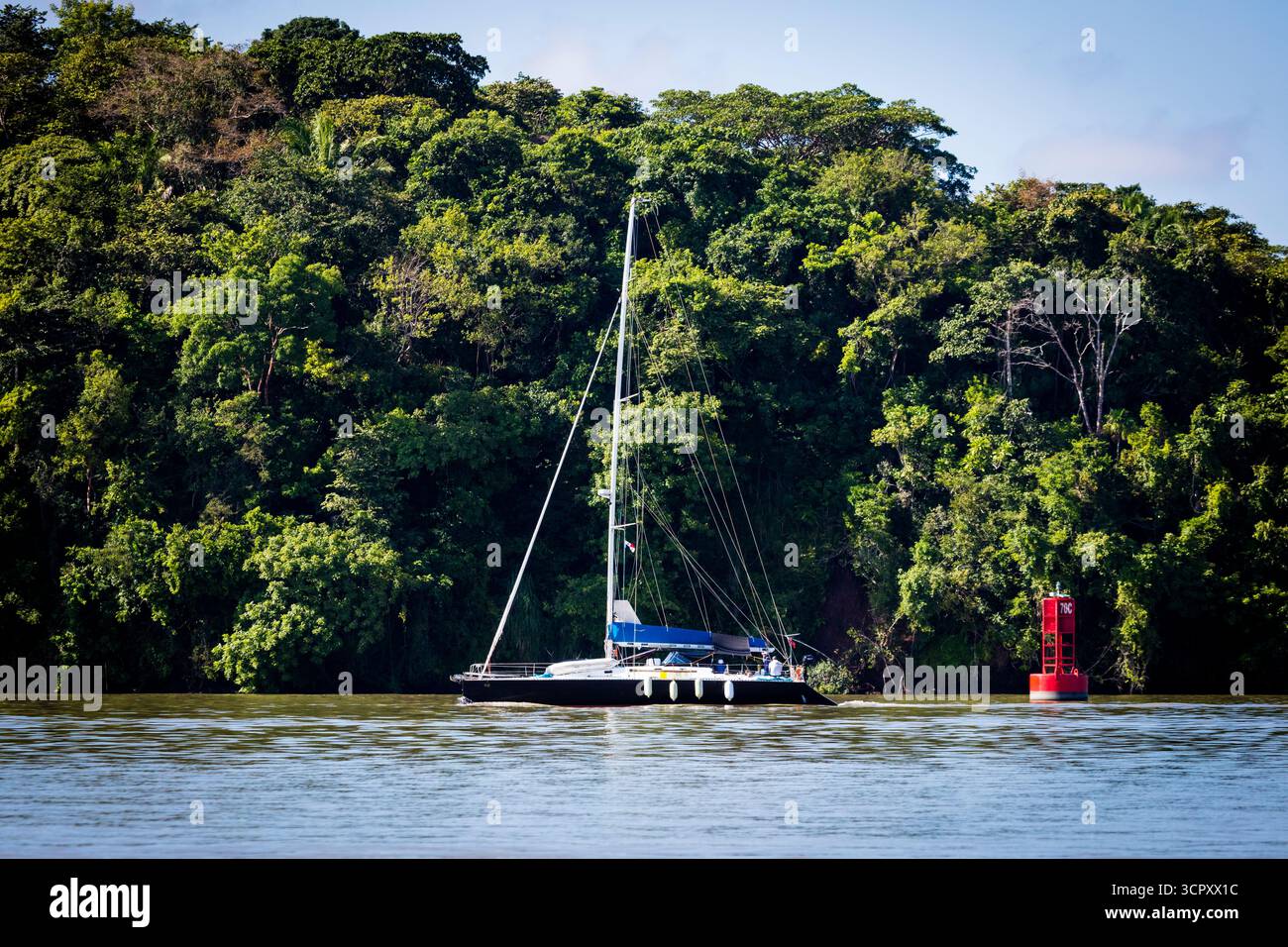 Un voilier fait le transit du canal de Panama, République du Panama, Amérique centrale. Banque D'Images