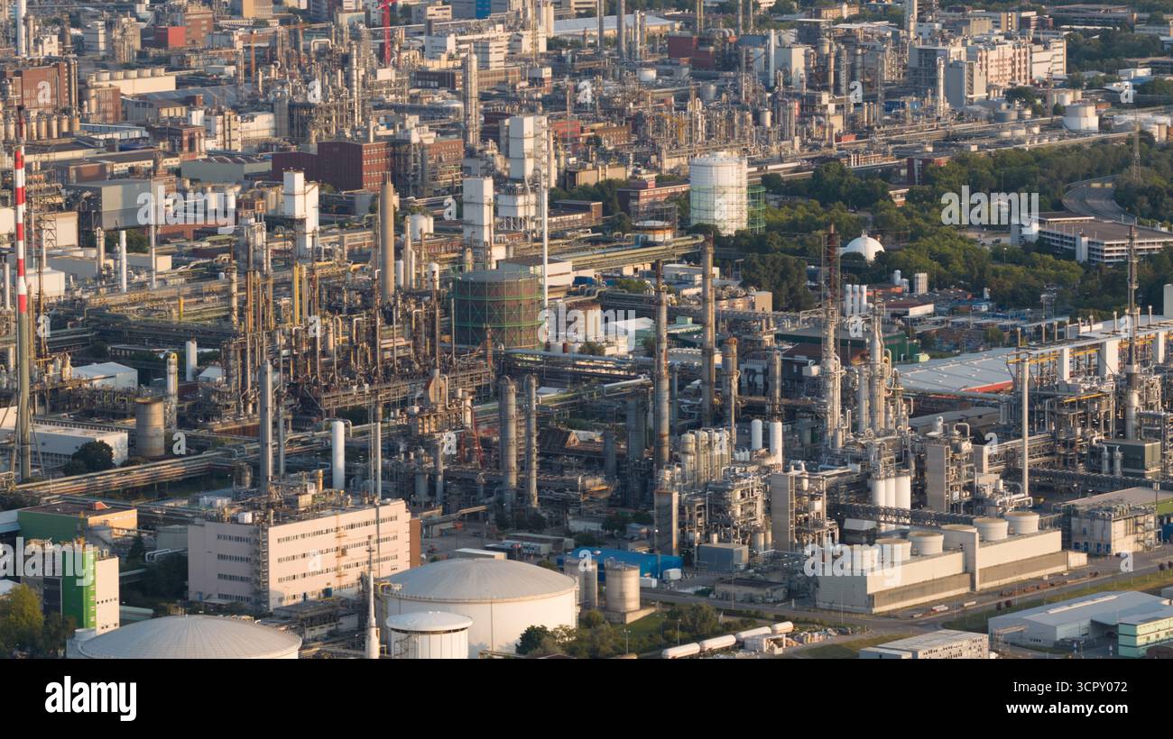 Industrie chimique à Ludwigshafen, le long du rhin. Zone industrielle de production chimique. Banque D'Images