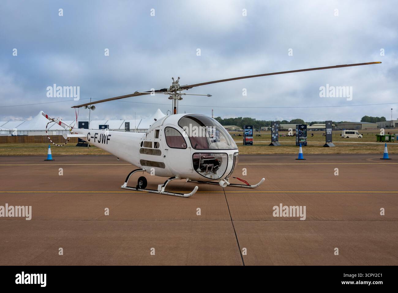Bell-47 H-1, exposé statique au Royal International Air Tattoo 2025. Banque D'Images